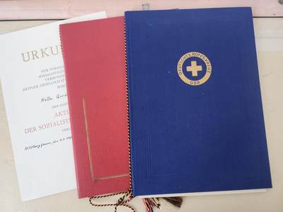 南水社第5次拍卖   东德卫生系统 Gerda Schmidt 红十字忠诚服务与社会主义劳动积极分子证书证书奖章一套 是上面那位得主的妻子