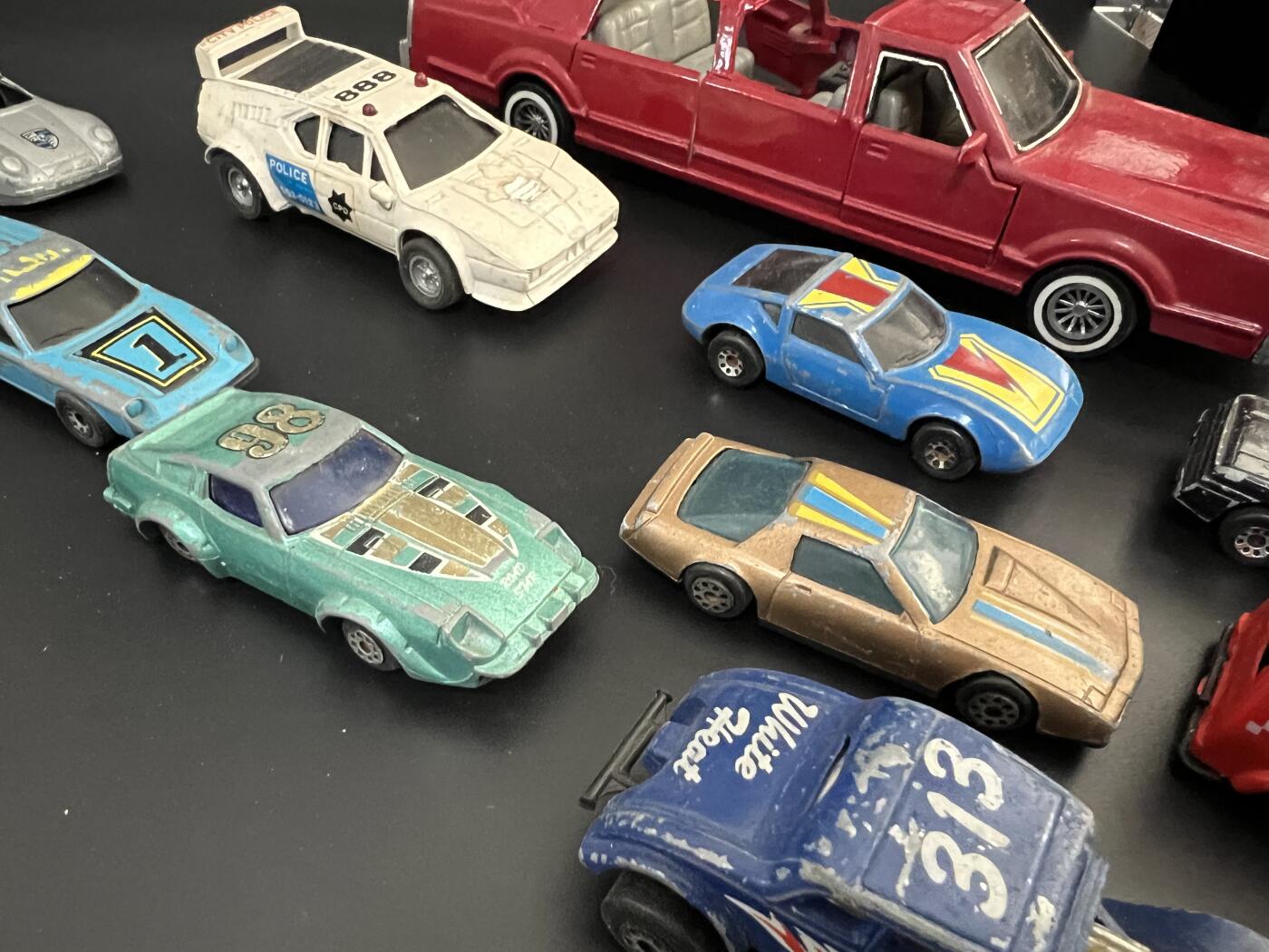 零元拍： 十台90年代老古董小车模型，大部分为合金车，品相全部为战损级别。