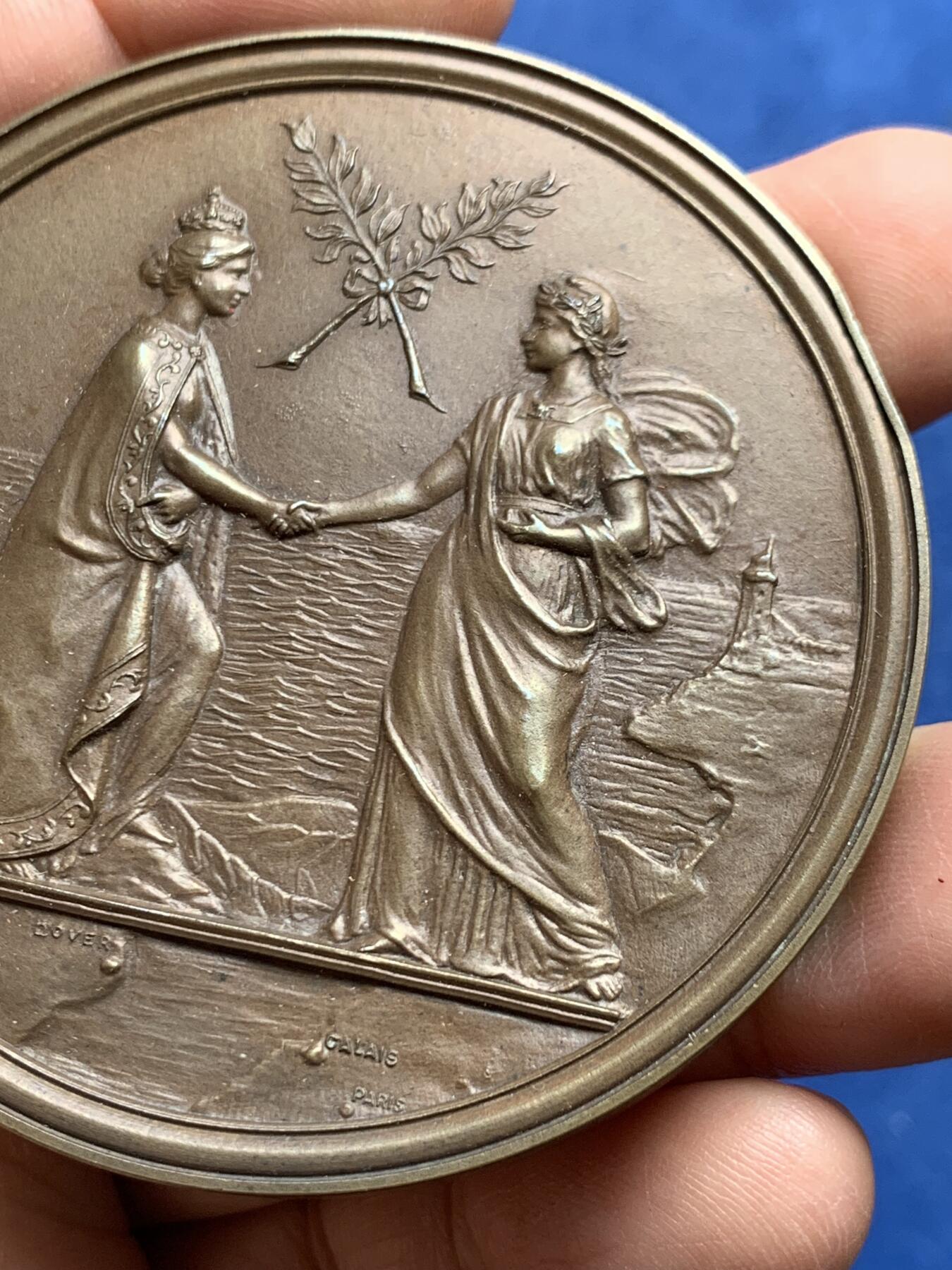 《竞宝斋》第477场 周日，周一 2场连拍 （全场包邮）欢迎送拍 英法握手主题大铜章，寓意友好合作，题材吉祥，139.2克，63.1mm，原盒（有损），收藏观赏俱佳