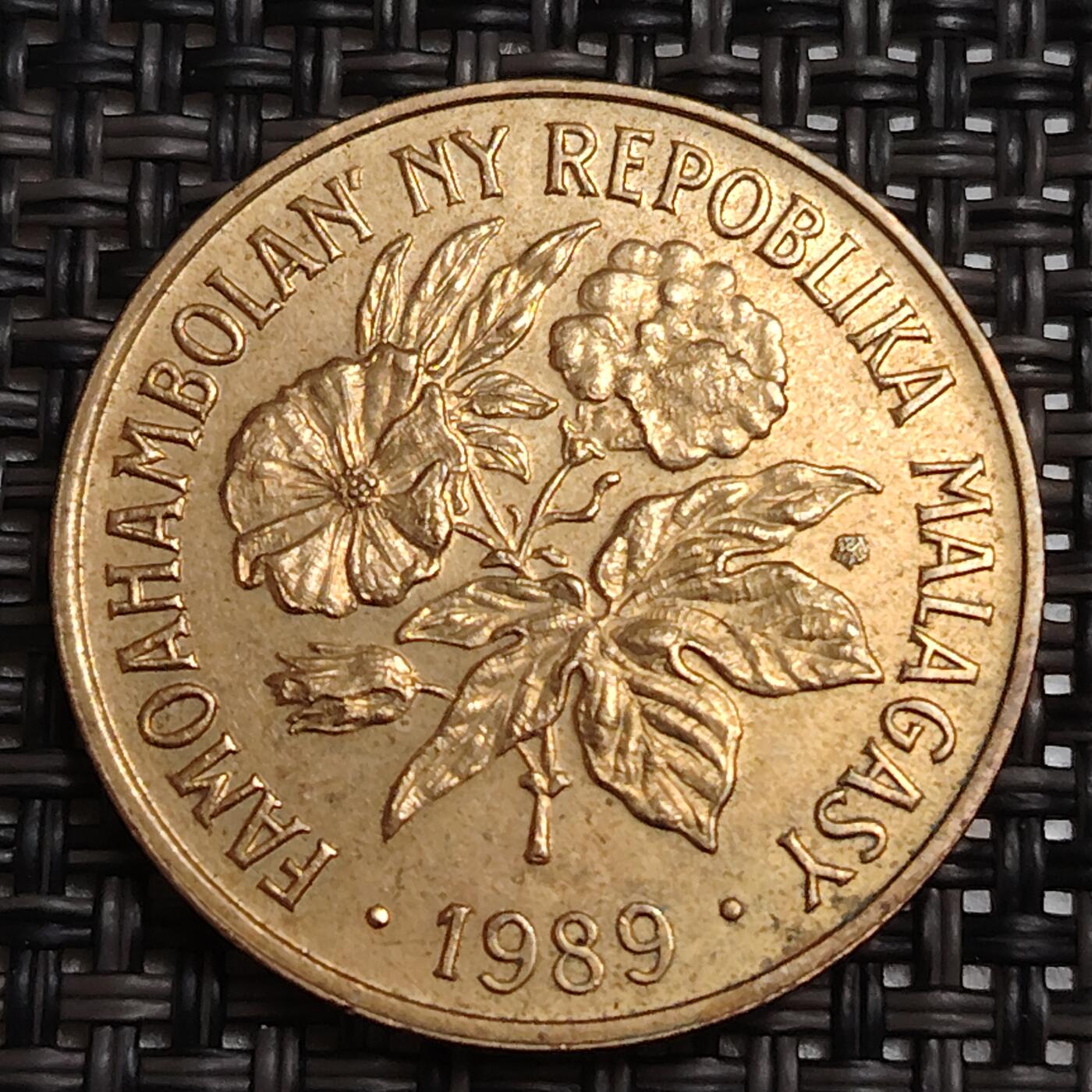 布加迪🐬～世界钱币(上海)🌾第 287 期 /  各国套币和散币 马达加斯加🇲🇬