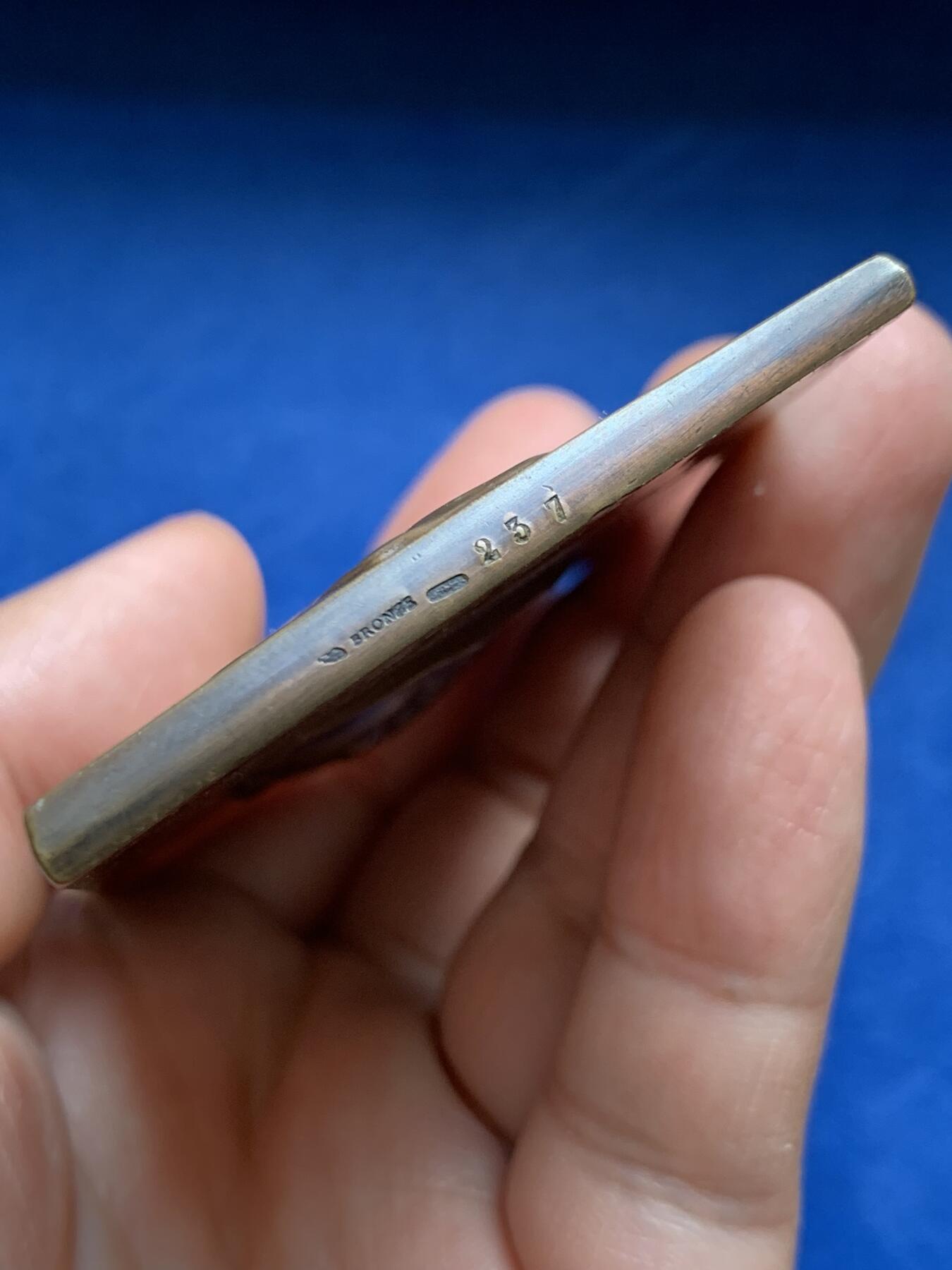 《竞宝斋》第477场 周日，周一 2场连拍 （全场包邮）欢迎送拍 SAMF《母爱》特蕾莎（THERESE 1 MAI 1899）协会作品3号 编号237 本章为法国艺术家亚历山大·沙尔庞捷（Alexandre Charpentier，1856–1909）创作之《母爱》题材铜章，属SAMF（法国艺术家奖章协会）原作发行于1900年。该作品源自艺术家此前创作的“年轻母亲哺乳幼子”浮雕主题，并曾在1883年法国艺术家协会沙龙展出并获奖。143.8克，52.8*80.5