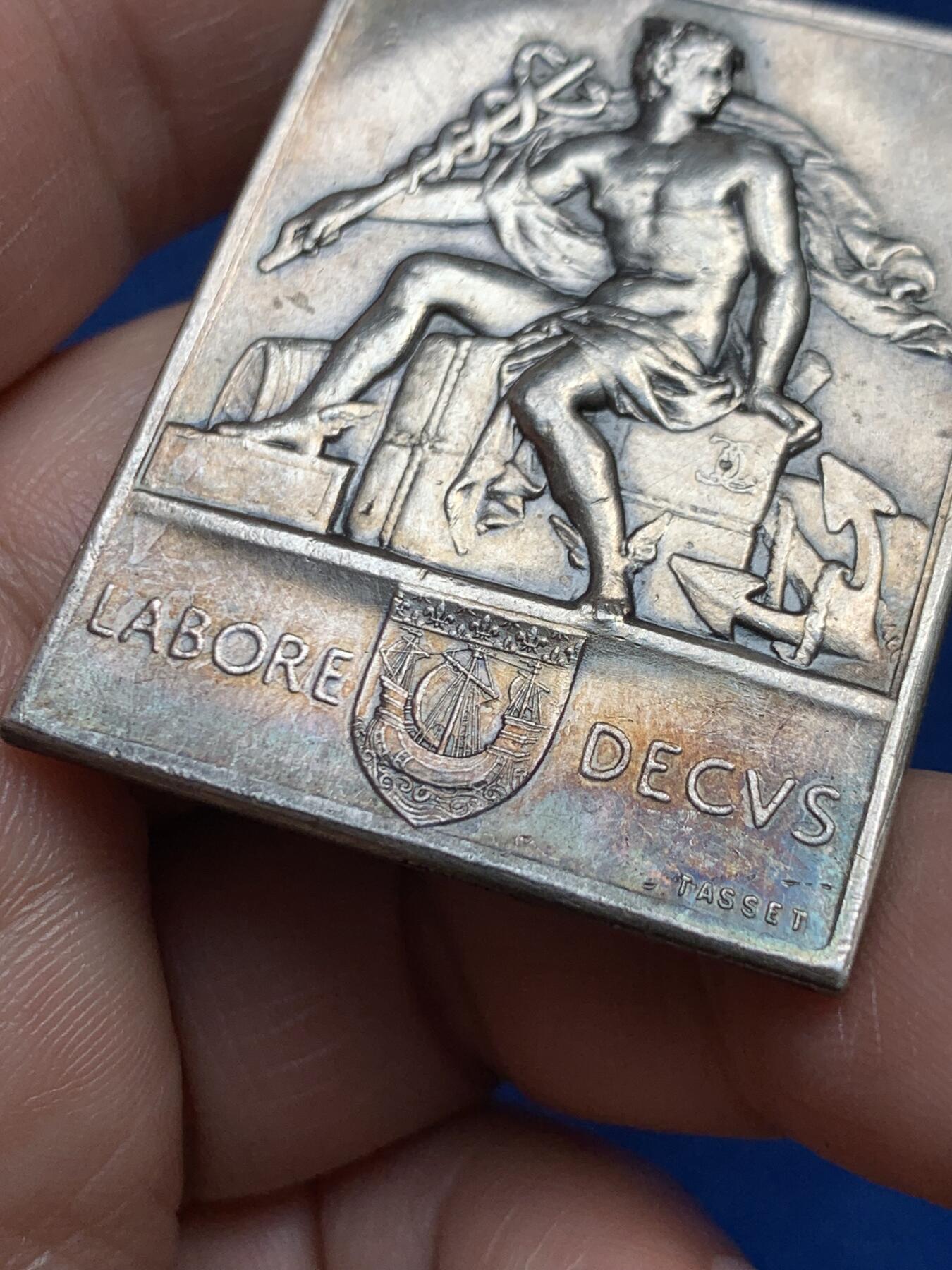 《竞宝斋》第477场 周日，周一 2场连拍 （全场包邮）欢迎送拍 1889年7月15日巴黎商品交易所总工会成立纪念银质方章 27克 34.7*44.3mm 丰饶角银标 罕见品种