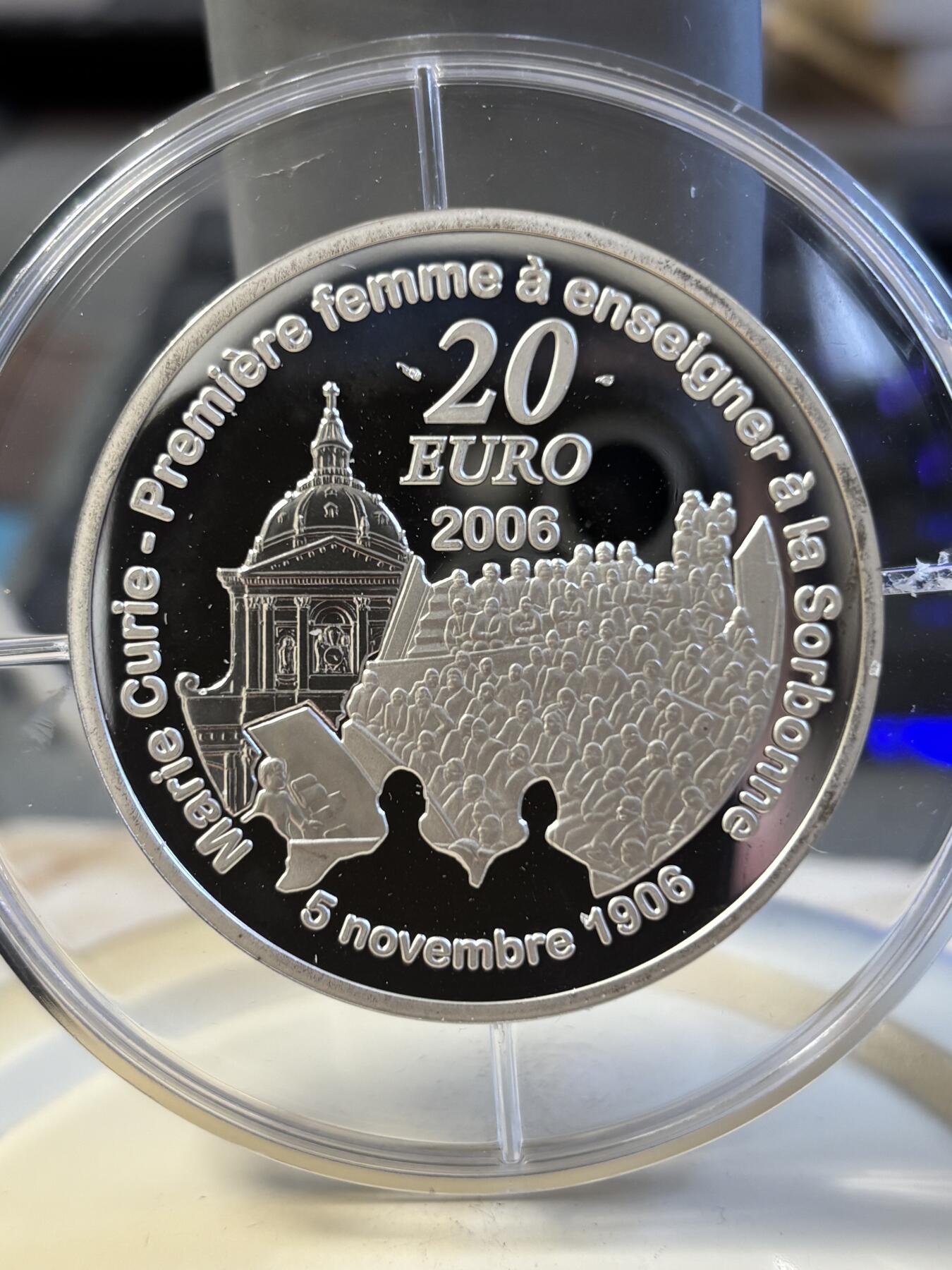 第197期拍卖 法国2006年科学家居里夫人5盎司加厚银币，950银看，163.8克，发行500枚，有氧化