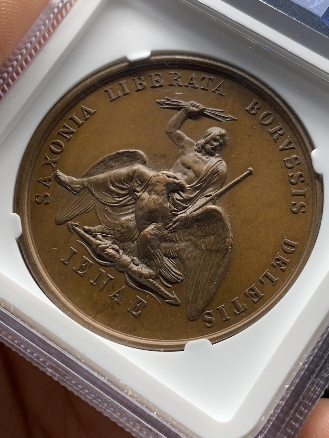 《竞宝斋》第477场 周日，周一 2场连拍 （全场包邮）欢迎送拍 NGC MS63BN 法国拿破仑一世铜章 纪念1806年耶拿战役 正面为桂冠版拿破仑一世右向肖像，背面为骑乘雄鹰的神祇宙斯形象，手持雷霆与权杖，象征胜利与权力，主题指向法军在耶拿击败普鲁士军队的战役结果。加厚盒