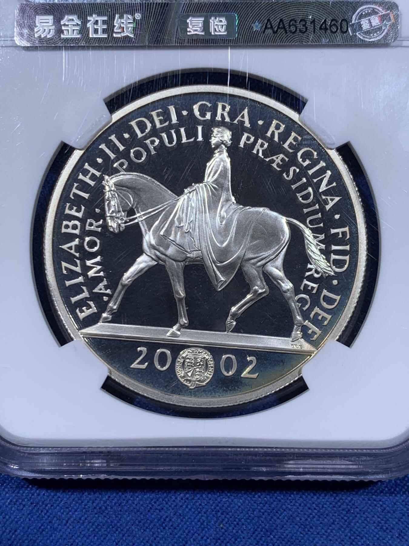 《竞宝斋》第477场 周日，周一 2场连拍 （全场包邮）欢迎送拍 NGC PF69UC 英国2002年纪念伊丽莎白女王加冕50周年（金禧年）精制银币，镜面高浮雕，采用了女王加冕冠冕形象及女王骑马图，面值5磅，28.28克，925银，英系经典题材，盒证齐全。