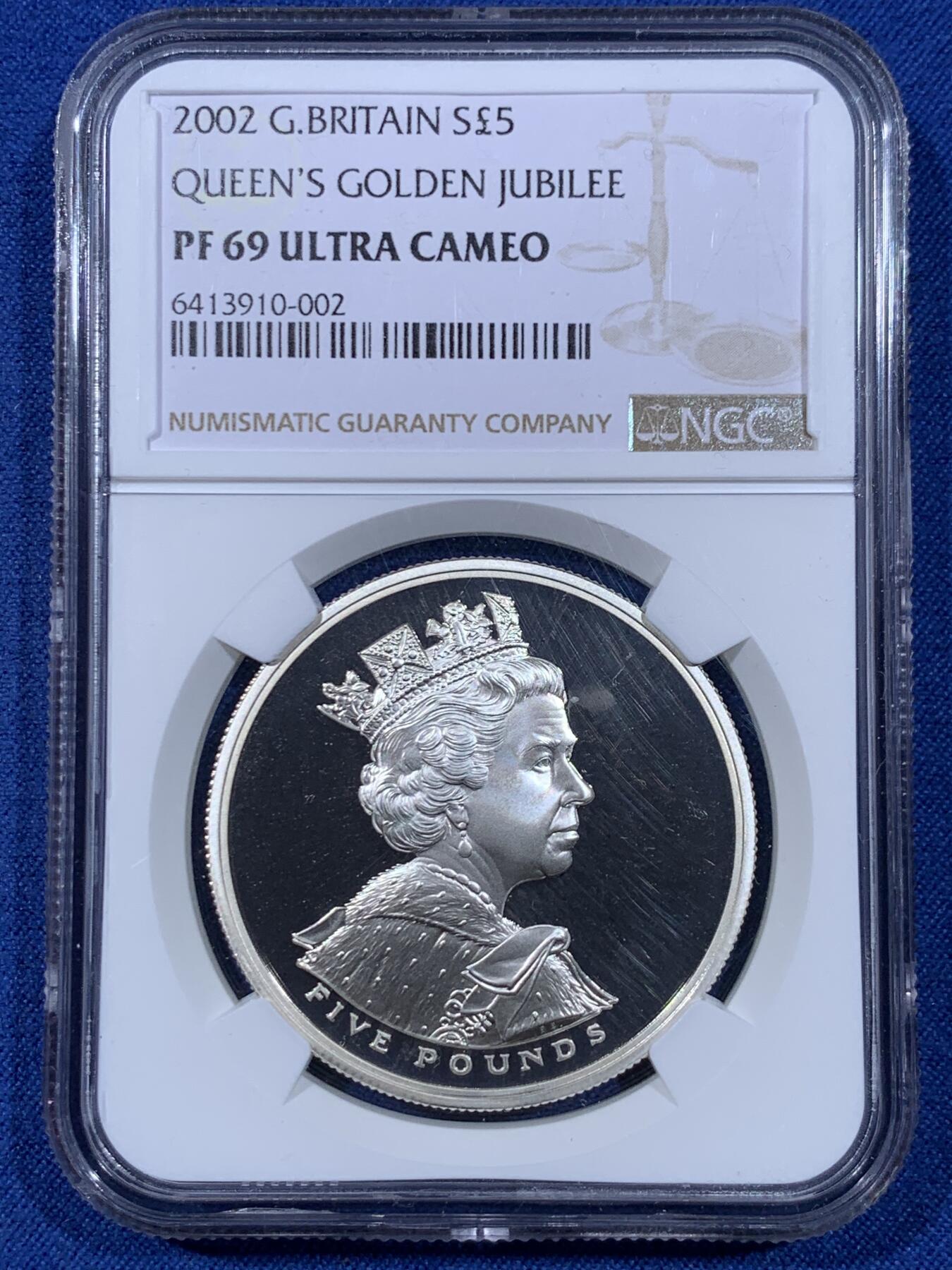 《竞宝斋》第477场 周日，周一 2场连拍 （全场包邮）欢迎送拍 NGC PF69UC 英国2002年纪念伊丽莎白女王加冕50周年（金禧年）精制银币，镜面高浮雕，采用了女王加冕冠冕形象及女王骑马图，面值5磅，28.28克，925银，英系经典题材，盒证齐全。
