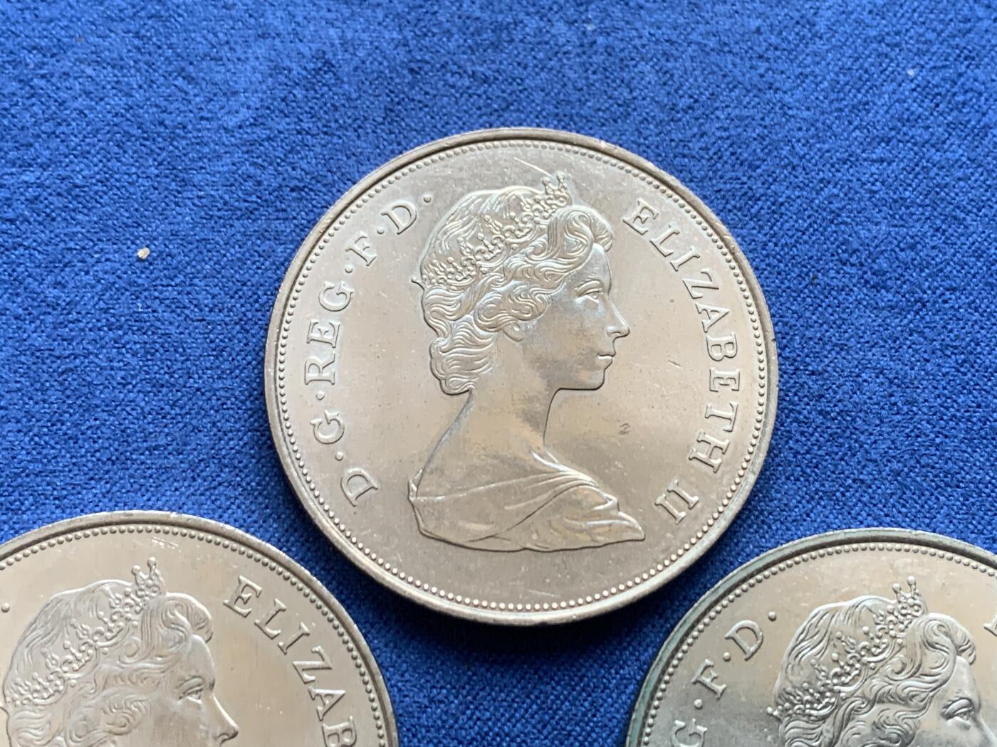 《竞宝斋》第477场 周日，周一 2场连拍 （全场包邮）欢迎送拍 三枚一组 1980年 英国女王母亲纪念克朗，光度不错。