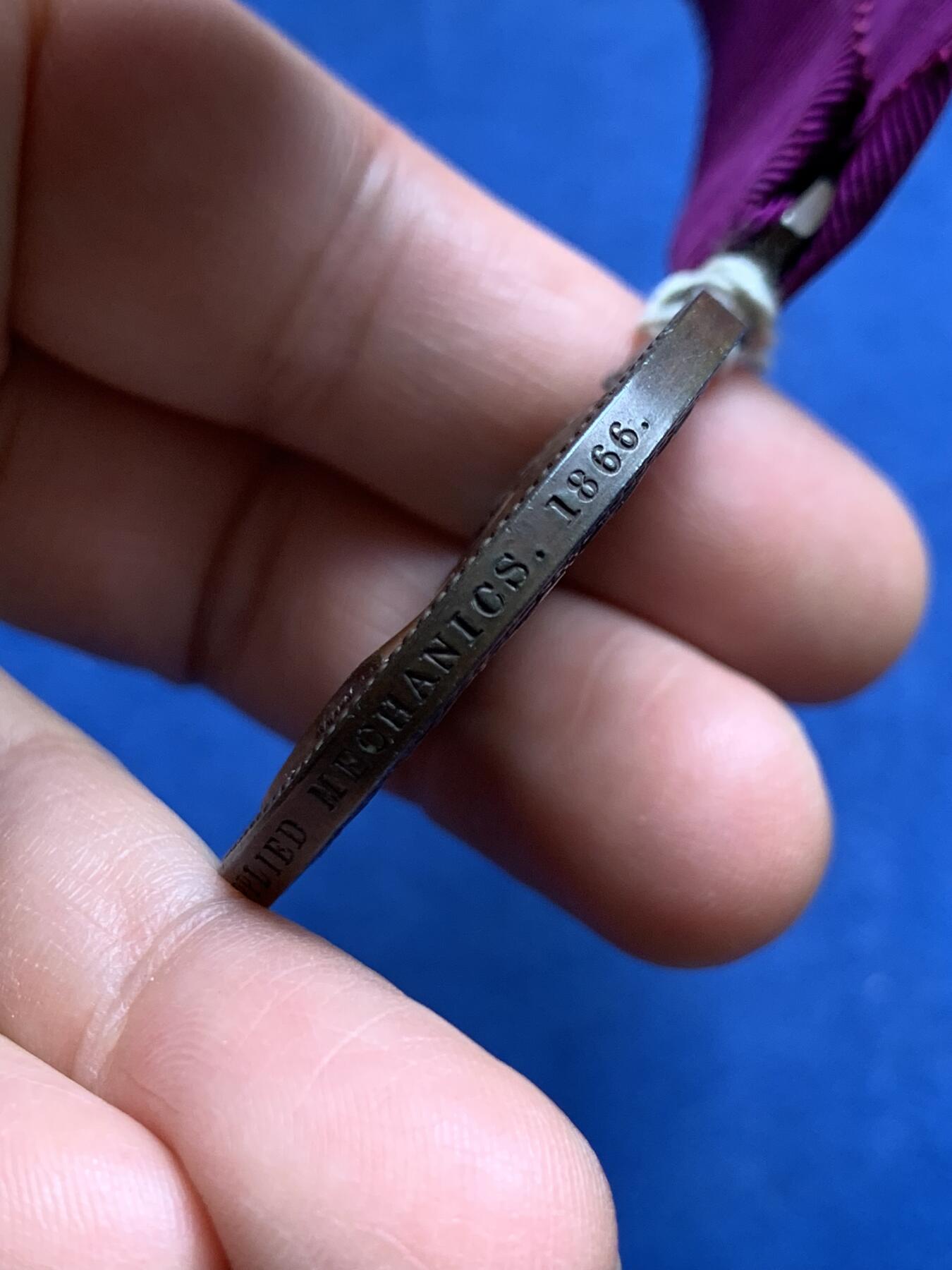 《竞宝斋》第477场 周日，周一 2场连拍 （全场包邮）欢迎送拍 英国1859年（MDCCCLIX）科学与艺术部发行的国家科学铜质奖章，于1866年授予应用力学科的Robert Luthy，少见官方章，总重约37克。