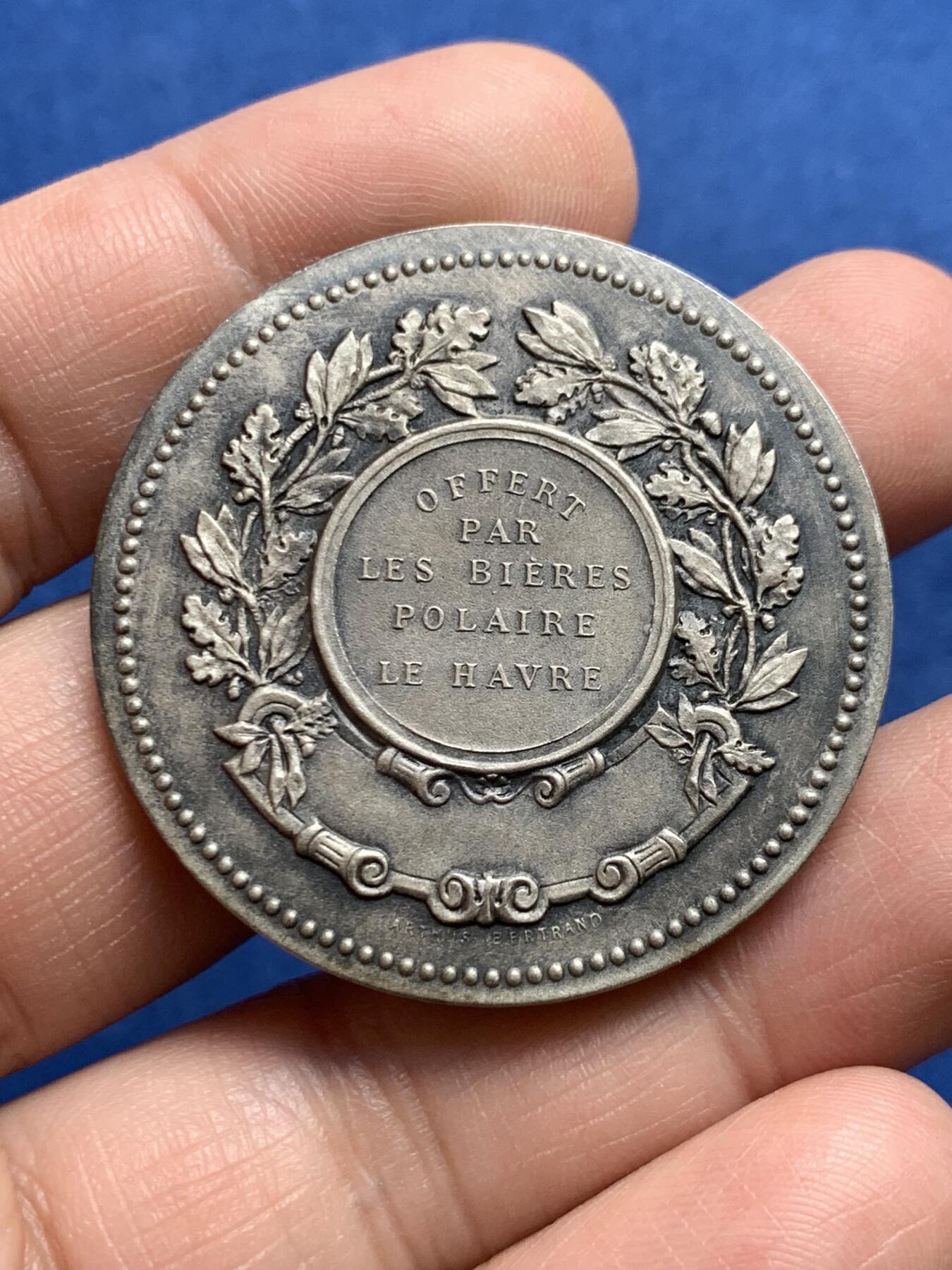 《竞宝斋》第477场 周日，周一 2场连拍 （全场包邮）欢迎送拍 法国勒阿弗尔市镀银铜章 玛丽安娜头像 29.1克 40.7mm 三角铜标 带盒