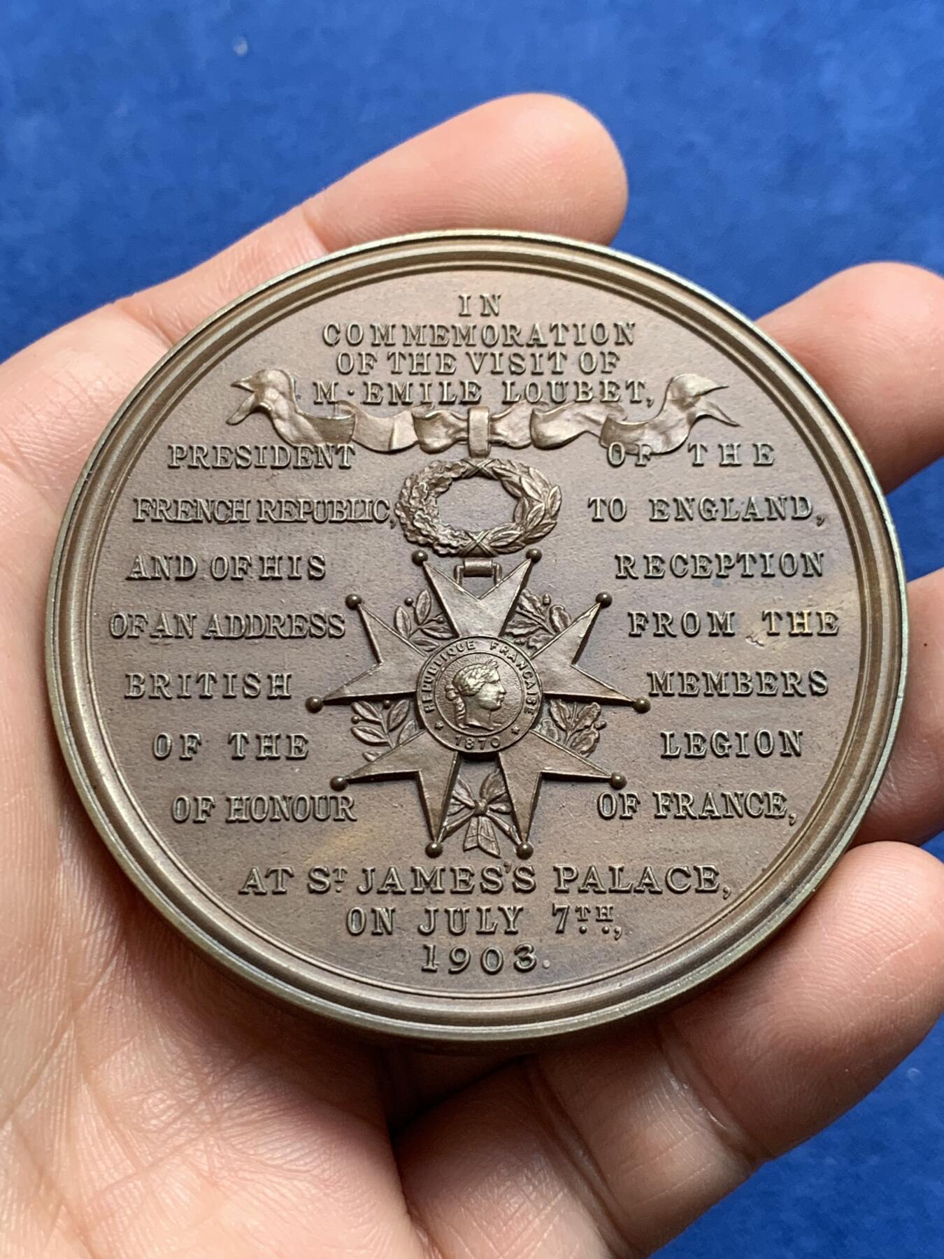 《竞宝斋》第477场 周日，周一 2场连拍 （全场包邮）欢迎送拍 英法握手主题大铜章，寓意友好合作，题材吉祥，139.2克，63.1mm，原盒（有损），收藏观赏俱佳