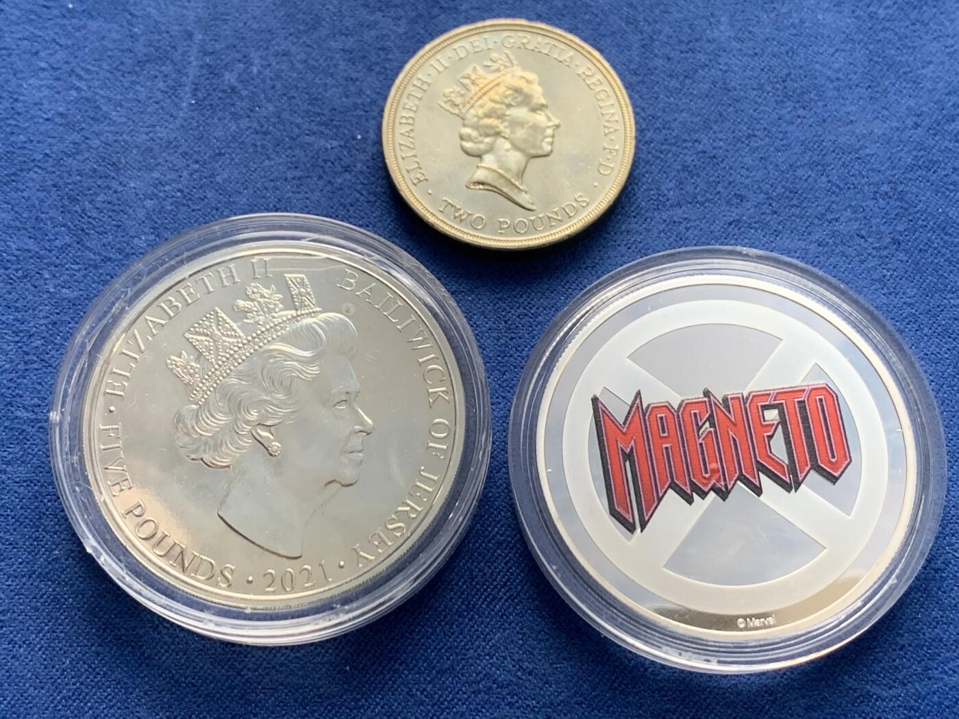 《竞宝斋》第477场 周日，周一 2场连拍 （全场包邮）欢迎送拍 伊丽莎白二世纪念币两枚 5镑与2镑；另附一枚漫威纪念章