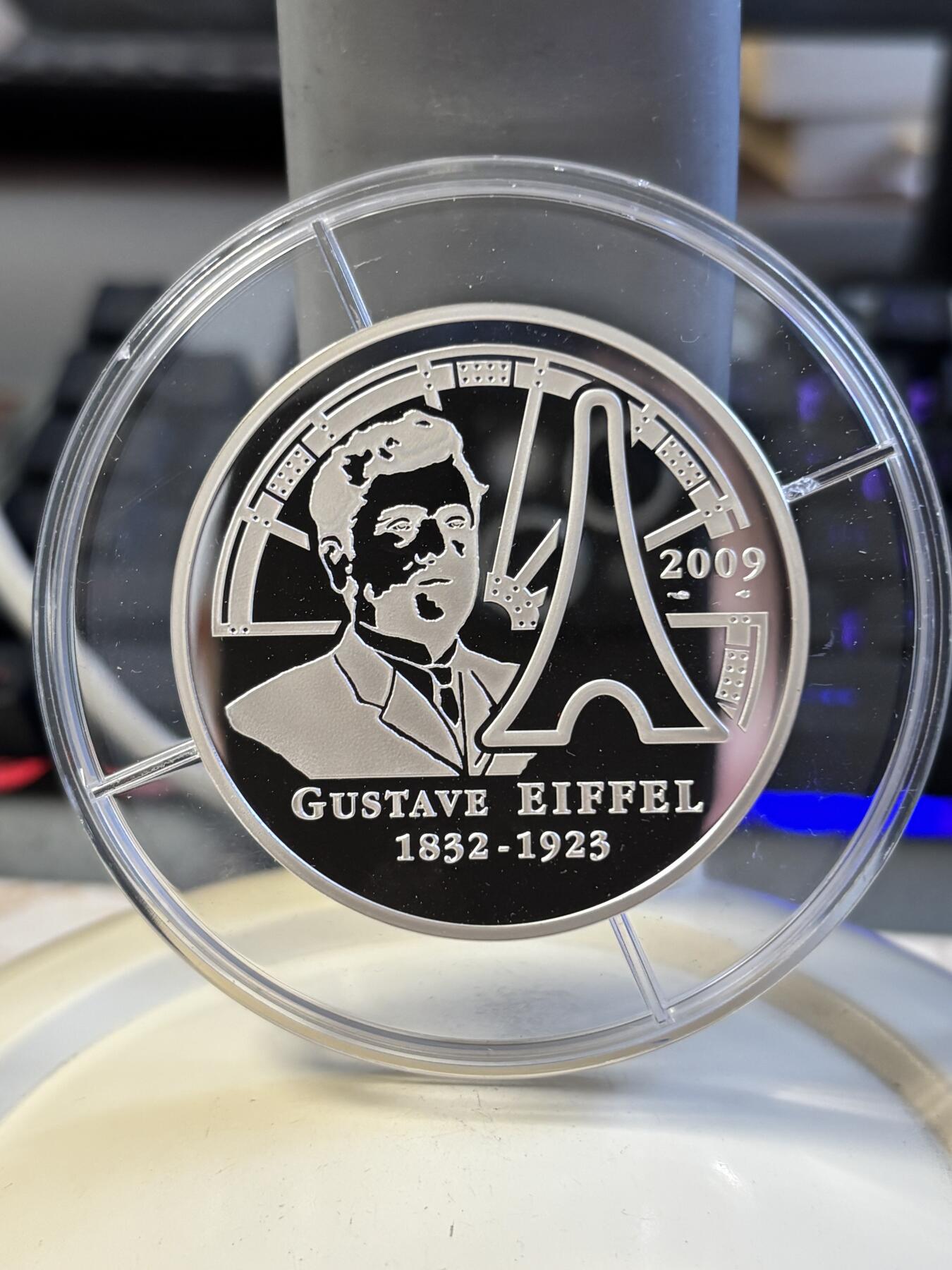 第197期拍卖 法国2009年巴黎埃菲尔铁塔120周年5盎司加厚银币，950银，163.8克，发行1000枚，塑料盒有裂痕