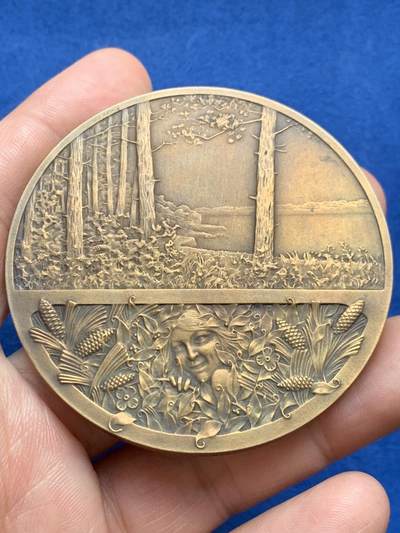 《竞宝斋》第477场 周日，周一 2场连拍 （全场包邮）欢迎送拍 - 法国树木之友协会纪念大铜章，由法国著名雕塑家、章牌艺术家，Rene Baudichon设计制作，鲜为人知的“标志汽车经典的狮子车标”就是该作家设计，另外还有包括“卢西塔尼亚号沉没、法国红十字会”知名纪念章等。该章融入了人与自然（树木、森林、麦穗、玉米）等诸多自然元素，体现了人与自然环境不可分割的核心保护主体。细节满满。雕刻精湛。收藏佳品。该章为首见。欧洲生态主题纪念章的代表性藏品。重121.3g，