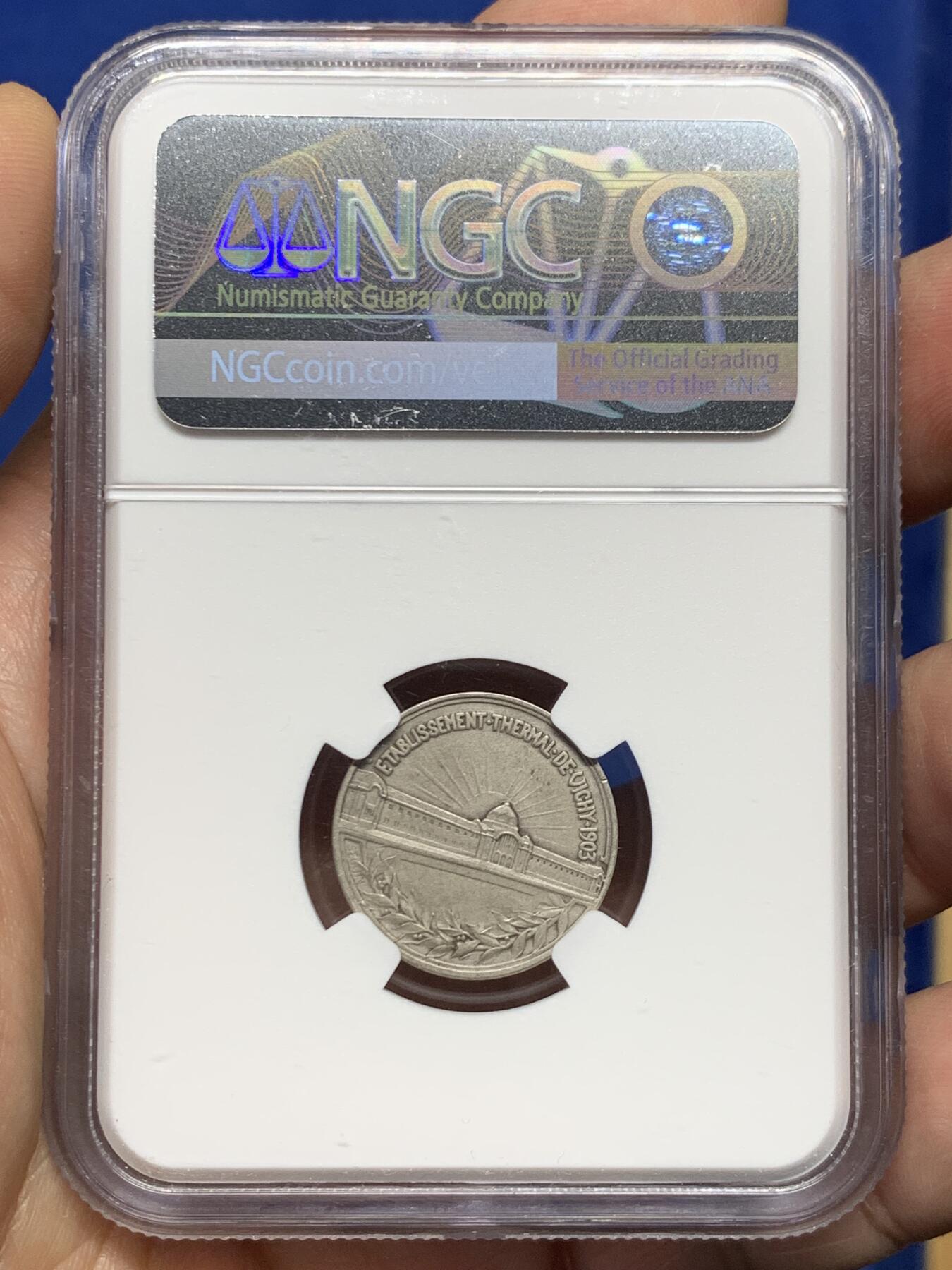 《竞宝斋》第477场 周日，周一 2场连拍 （全场包邮）欢迎送拍 NGC MS63 法国维希温泉疗养设施 新艺术时期温泉主题裸女清凉银章 很少见的一款银章 高浮雕 小中见大