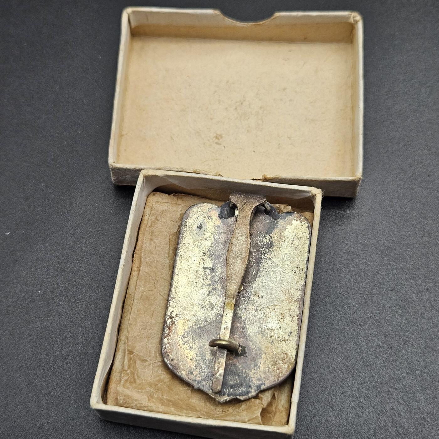 0元起拍勋章 第344期 咸鱼国勋章拍卖专场 4月8日（周三）下午6：00开始 早期大型 日本战前 d在乡军人会徽章带盒