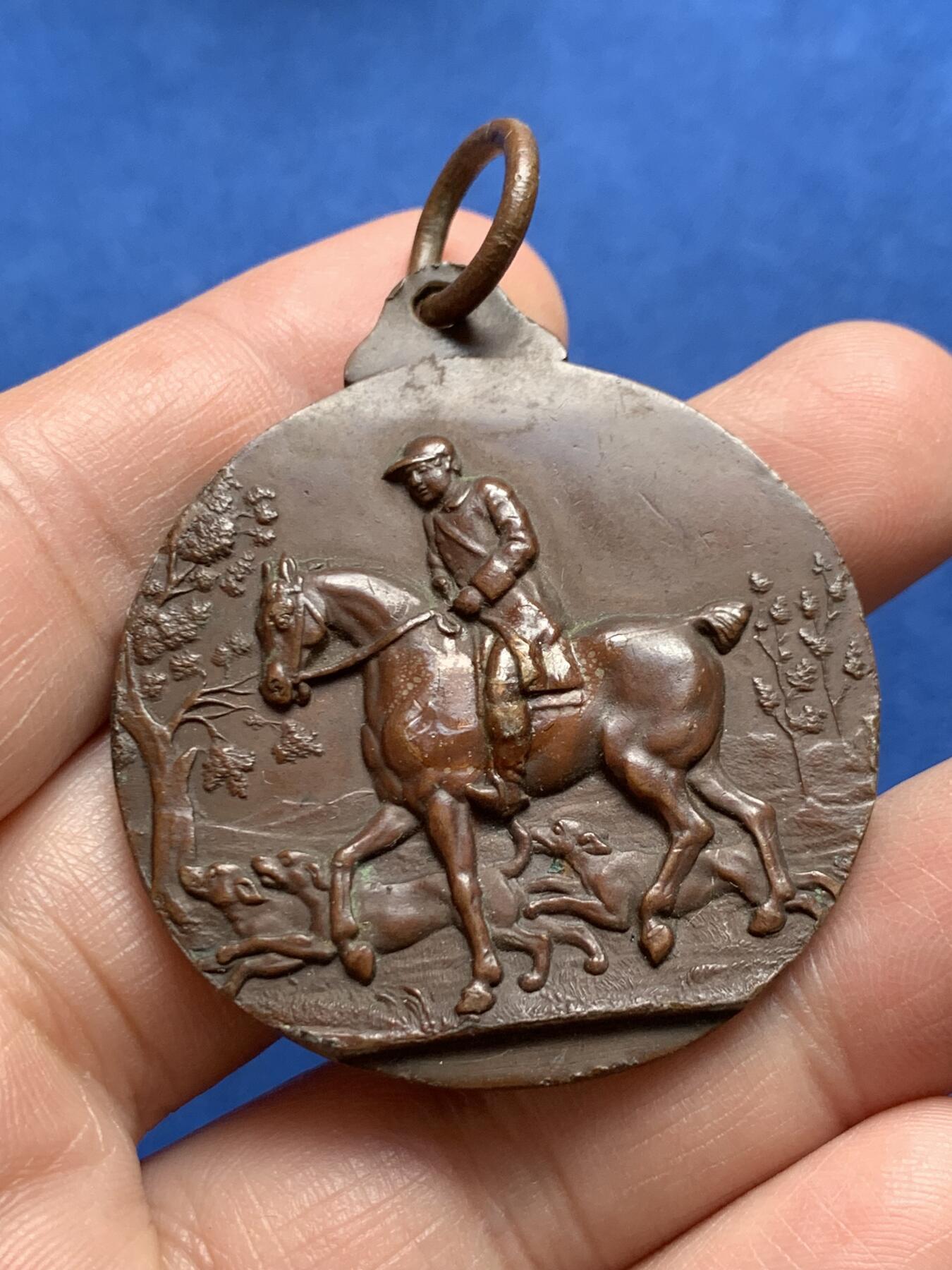 《竞宝斋》第477场 周日，周一 2场连拍 （全场包邮）欢迎送拍 英国1947年猎人协会和国家轻量级马匹繁育协会铜制挂章，正面为猎人骑马打猎，反面为马场图景，39克，44mm，带原盒。