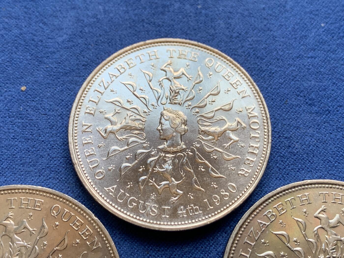 《竞宝斋》第477场 周日，周一 2场连拍 （全场包邮）欢迎送拍 三枚一组 1980年 英国女王母亲纪念克朗，光度不错。