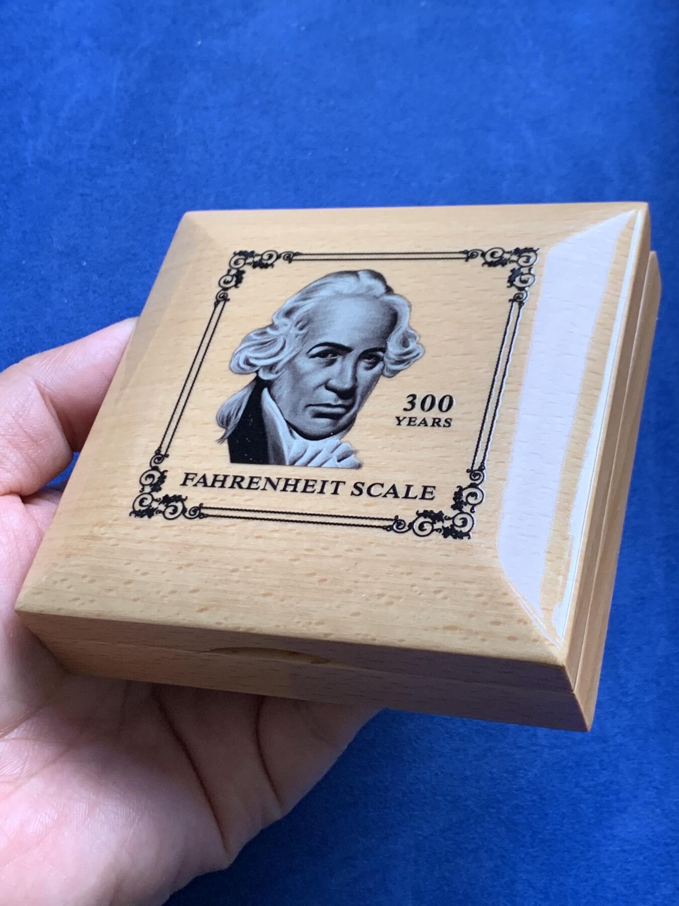 《竞宝斋》第477场 周日，周一 2场连拍 （全场包邮）欢迎送拍 帕劳2014年5元精制温感银币 华氏温标300年-丹尼尔·加布里埃尔·华伦海特（华氏温标的创立者，德国物理学家、仪器制造师） 1盎司925银 发行量450枚 盒证全