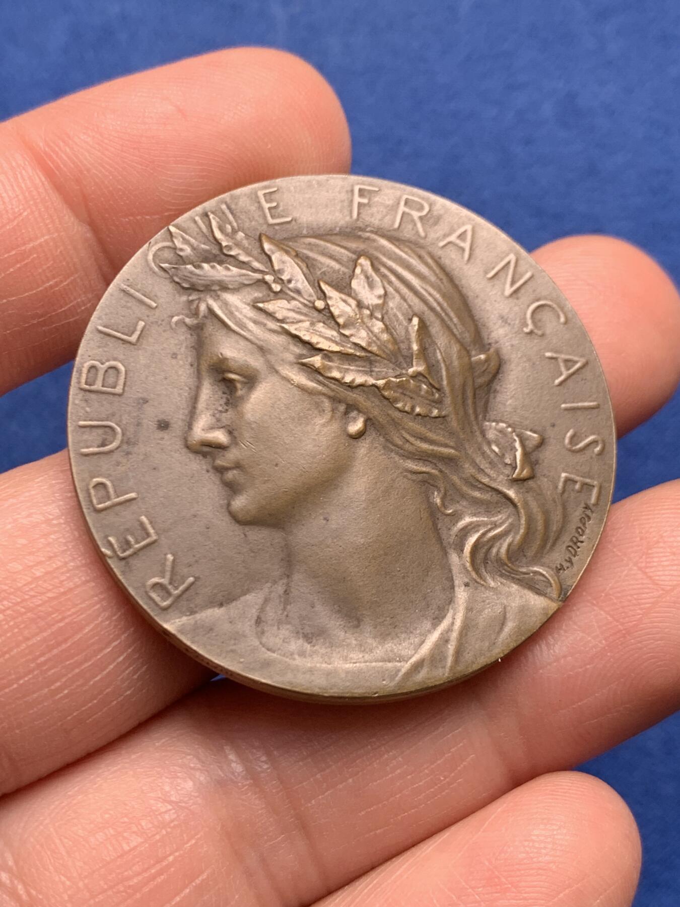 《竞宝斋》第477场 周日，周一 2场连拍 （全场包邮）欢迎送拍 法国海洋与殖民联盟纪念铜章 30.3克 40.2mm 三角铜标