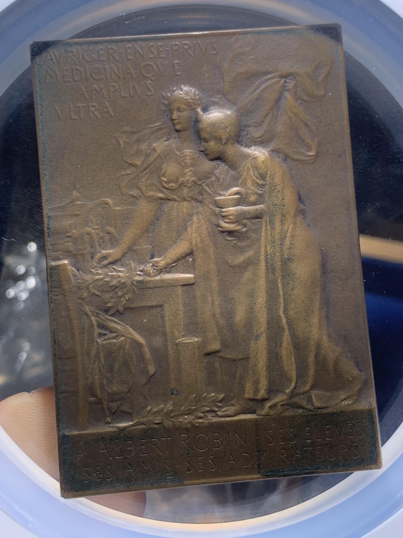 《竞宝斋》第477场 周日，周一 2场连拍 （全场包邮）欢迎送拍 NGC MS63BN 法国著名医生纪念铜章，Vernon 名家手笔，艺术大师级精品，艺术价值极高，加大加厚盒装。