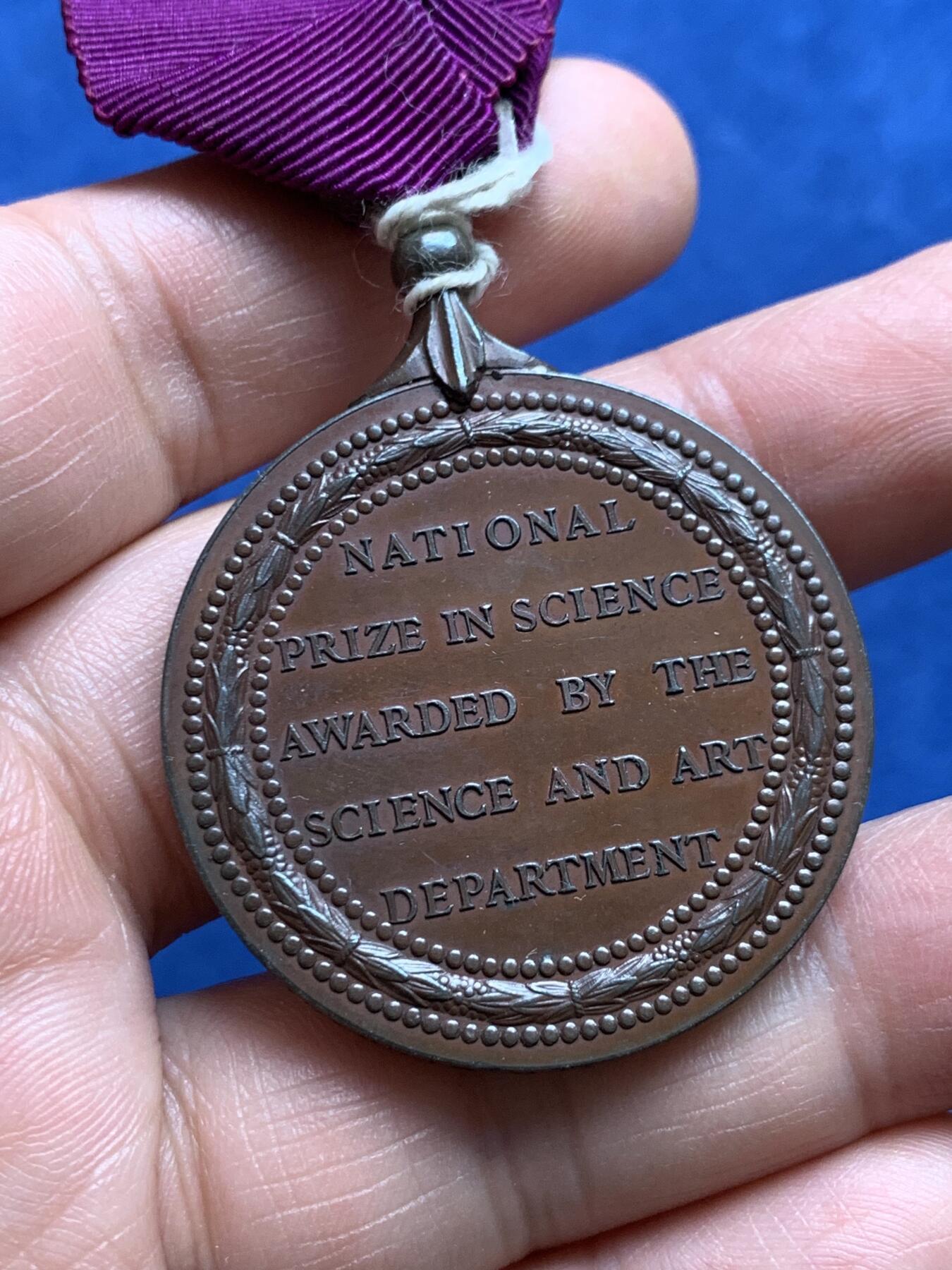 《竞宝斋》第477场 周日，周一 2场连拍 （全场包邮）欢迎送拍 英国1859年（MDCCCLIX）科学与艺术部发行的国家科学铜质奖章，于1866年授予应用力学科的Robert Luthy，少见官方章，总重约37克。