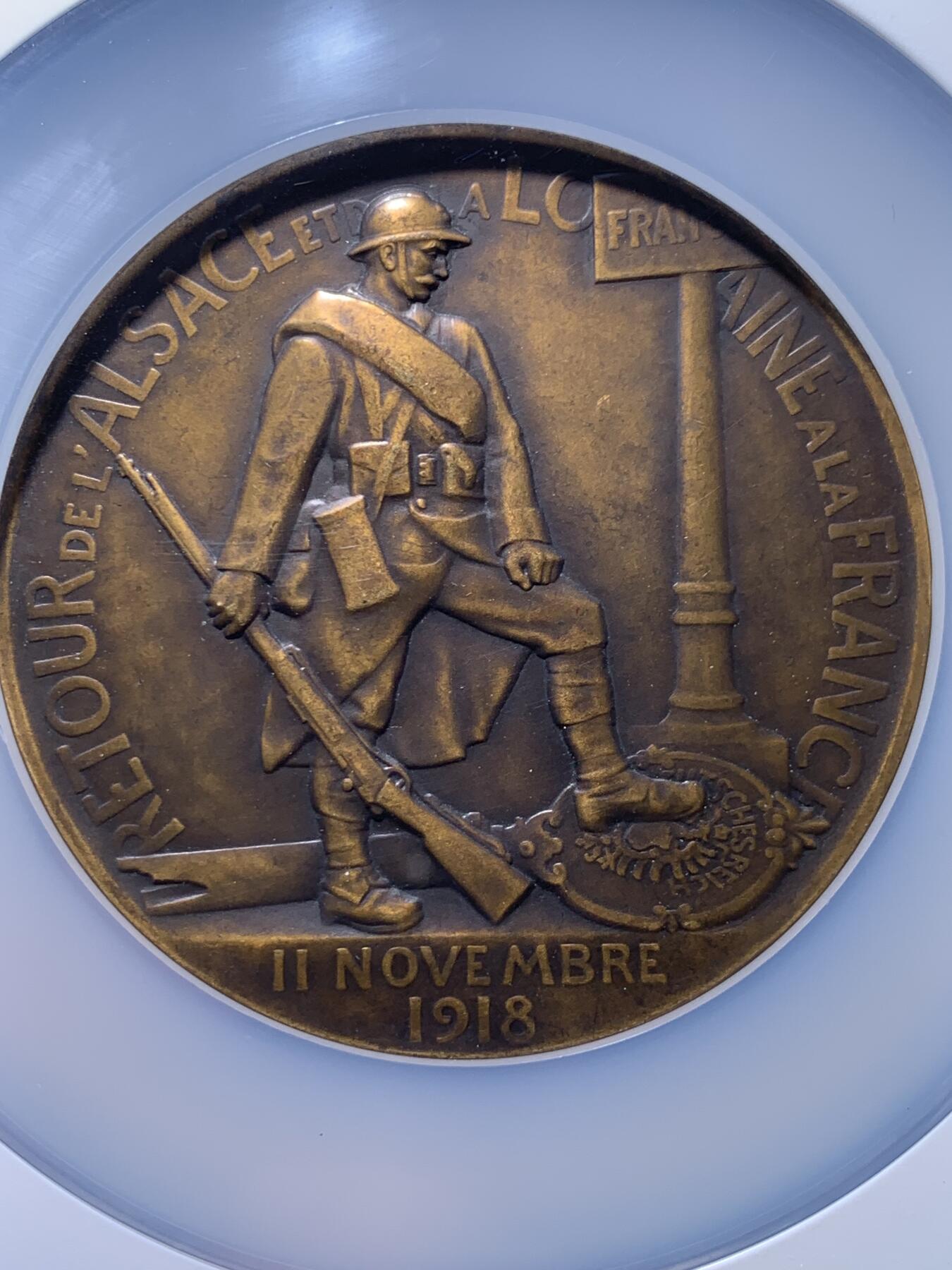 《竞宝斋》第477场 周日，周一 2场连拍 （全场包邮）欢迎送拍 NGC MS63BN 一战主题纪念章，该章纪念法国从德国收复失地法国洛林纪念章，该章由著名雕塑家Paul Roger-Bloche创作（阿尔萨斯-洛林回归）。正面图案，象征法兰西玛丽安娜与阿尔萨斯、洛林地区的女性形象相拥，是“故土回归”的经典艺术代表作。背面图案：法国士兵立于路牌旁，脚下踩着象征德国的鹰徽，象征法国收复失地的历史时刻，该章由巴黎皇家造币厂压铸，现被耶鲁大学艺术画廊等机构收藏，极具背