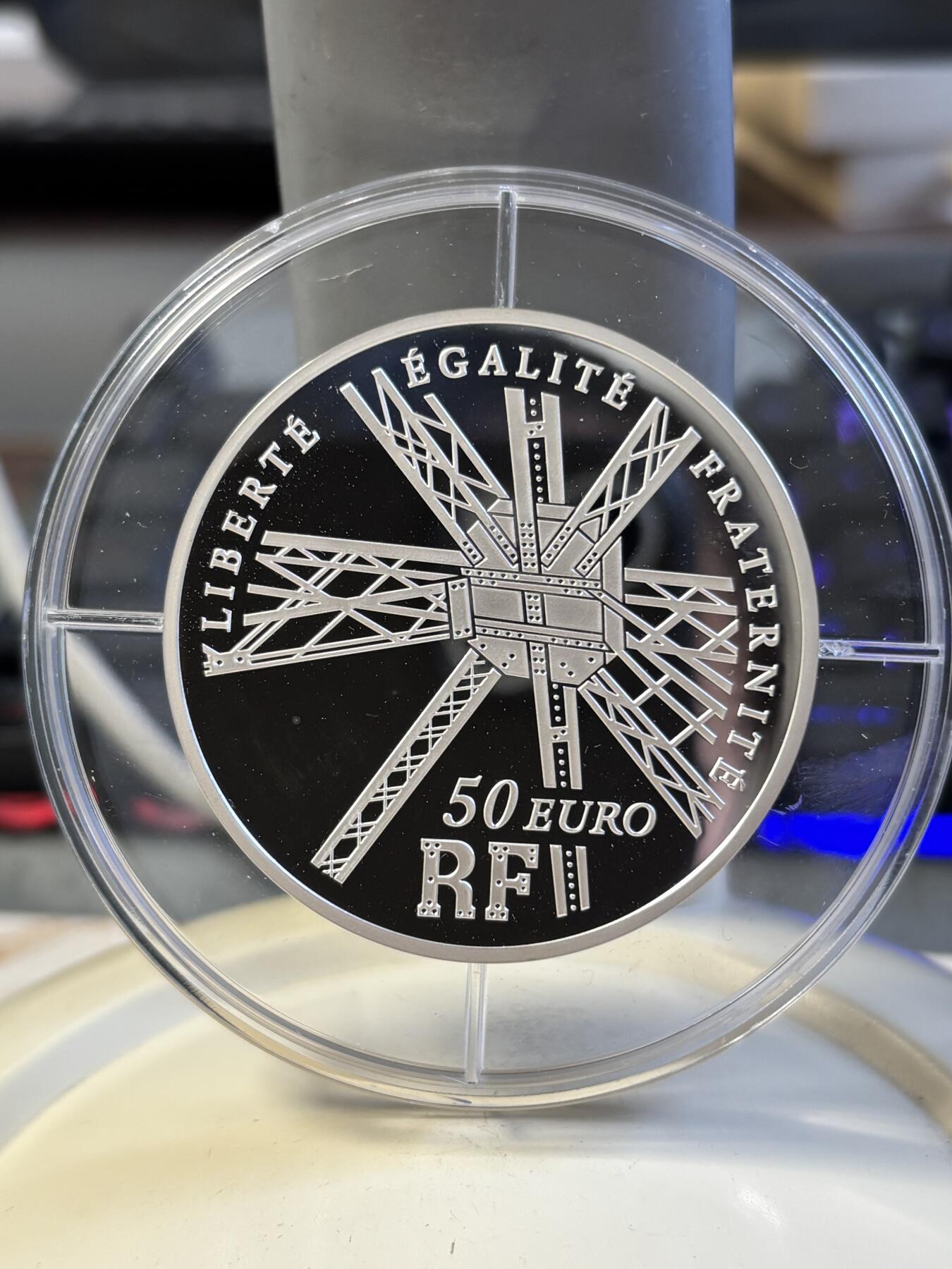 第197期拍卖 法国2009年巴黎埃菲尔铁塔120周年5盎司加厚银币，950银，163.8克，发行1000枚，塑料盒有裂痕