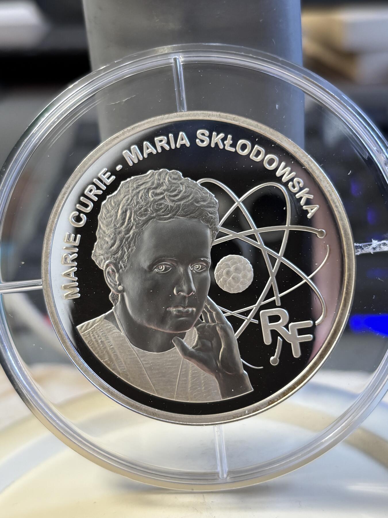 第197期拍卖 法国2006年科学家居里夫人5盎司加厚银币，950银看，163.8克，发行500枚，有氧化