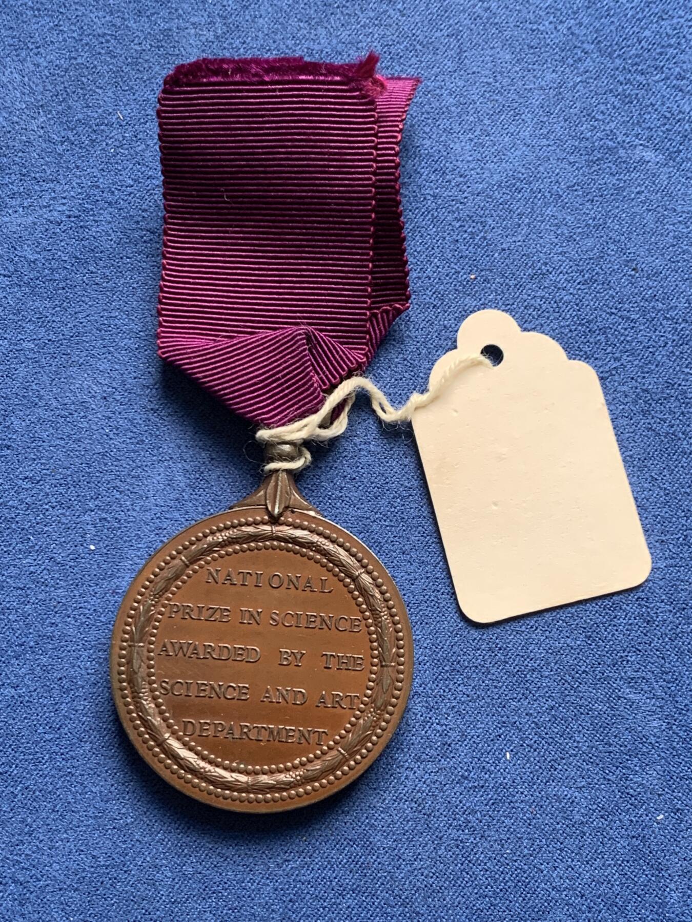 《竞宝斋》第477场 周日，周一 2场连拍 （全场包邮）欢迎送拍 英国1859年（MDCCCLIX）科学与艺术部发行的国家科学铜质奖章，于1866年授予应用力学科的Robert Luthy，少见官方章，总重约37克。