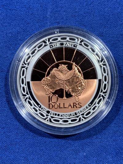 《竞宝斋》第477场 周日，周一 2场连拍 （全场包邮）欢迎送拍 - 澳大利亚1999年10元双金属精制银币 千禧年系列-过去 内圈铜外圈999银 33.16克 发行量2万枚 盒证全