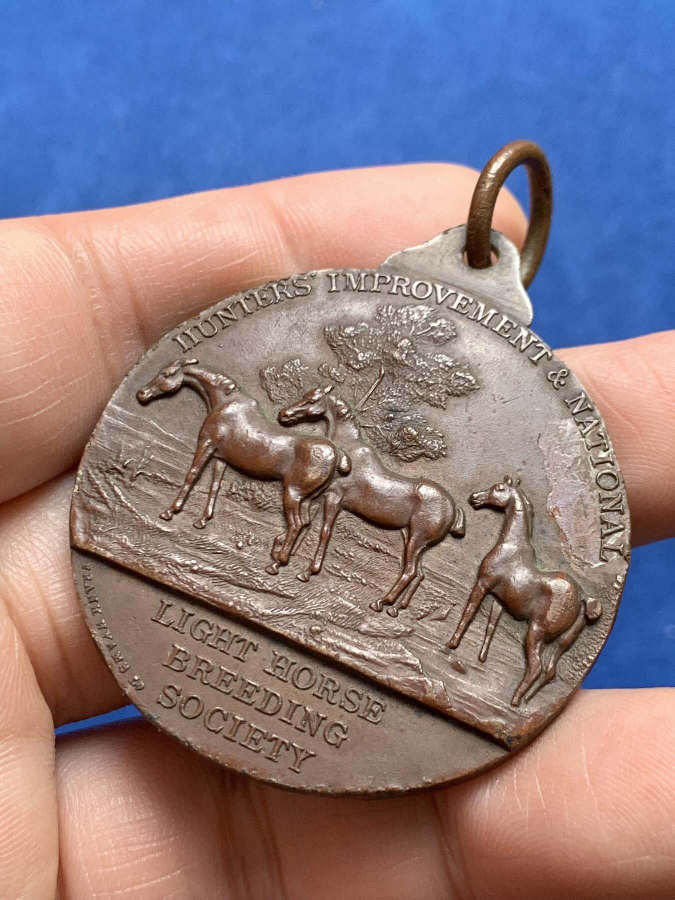 《竞宝斋》第477场 周日，周一 2场连拍 （全场包邮）欢迎送拍 英国1947年猎人协会和国家轻量级马匹繁育协会铜制挂章，正面为猎人骑马打猎，反面为马场图景，39克，44mm，带原盒。