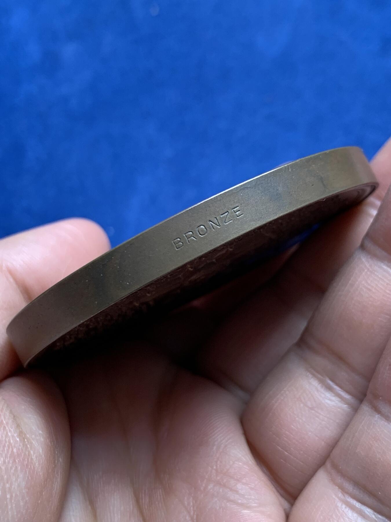 《竞宝斋》第477场 周日，周一 2场连拍 （全场包邮）欢迎送拍 英法握手主题大铜章，寓意友好合作，题材吉祥，139.2克，63.1mm，原盒（有损），收藏观赏俱佳