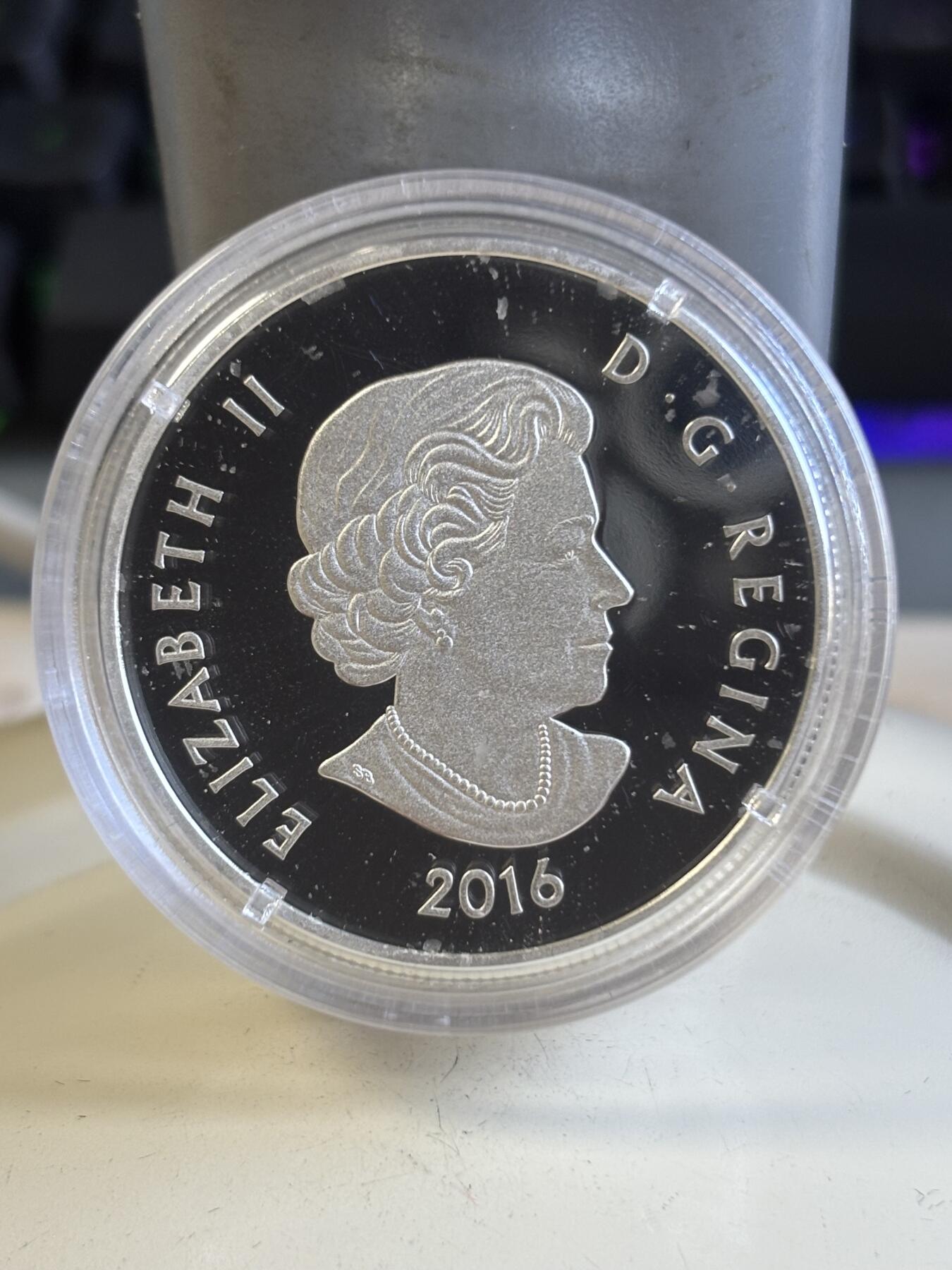 第197期拍卖 加拿大2016年雄伟的枫叶首枚镶嵌宝石大桦叶纪念银币，9999银，1盎司，发行4000枚