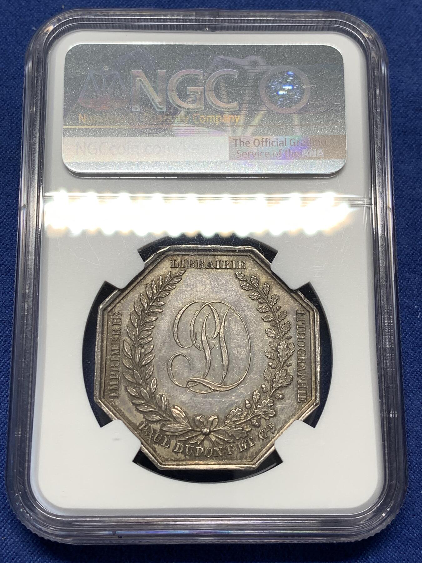 《竞宝斋》第477场 周日，周一 2场连拍 （全场包邮）欢迎送拍 NGC MS62 法国1836年巴黎印刷商发行的古腾堡与塞纳菲尔德纪念八角银质代币，19世纪欧洲印刷术题材稀缺藏品，巴黎印刷博物馆、法国国家图书馆有同款银质馆藏藏品。历史艺术价值高，极具收藏价值。早期蜜蜂边铭难得。直径：35.5mm，重：19.07g，加厚盒。