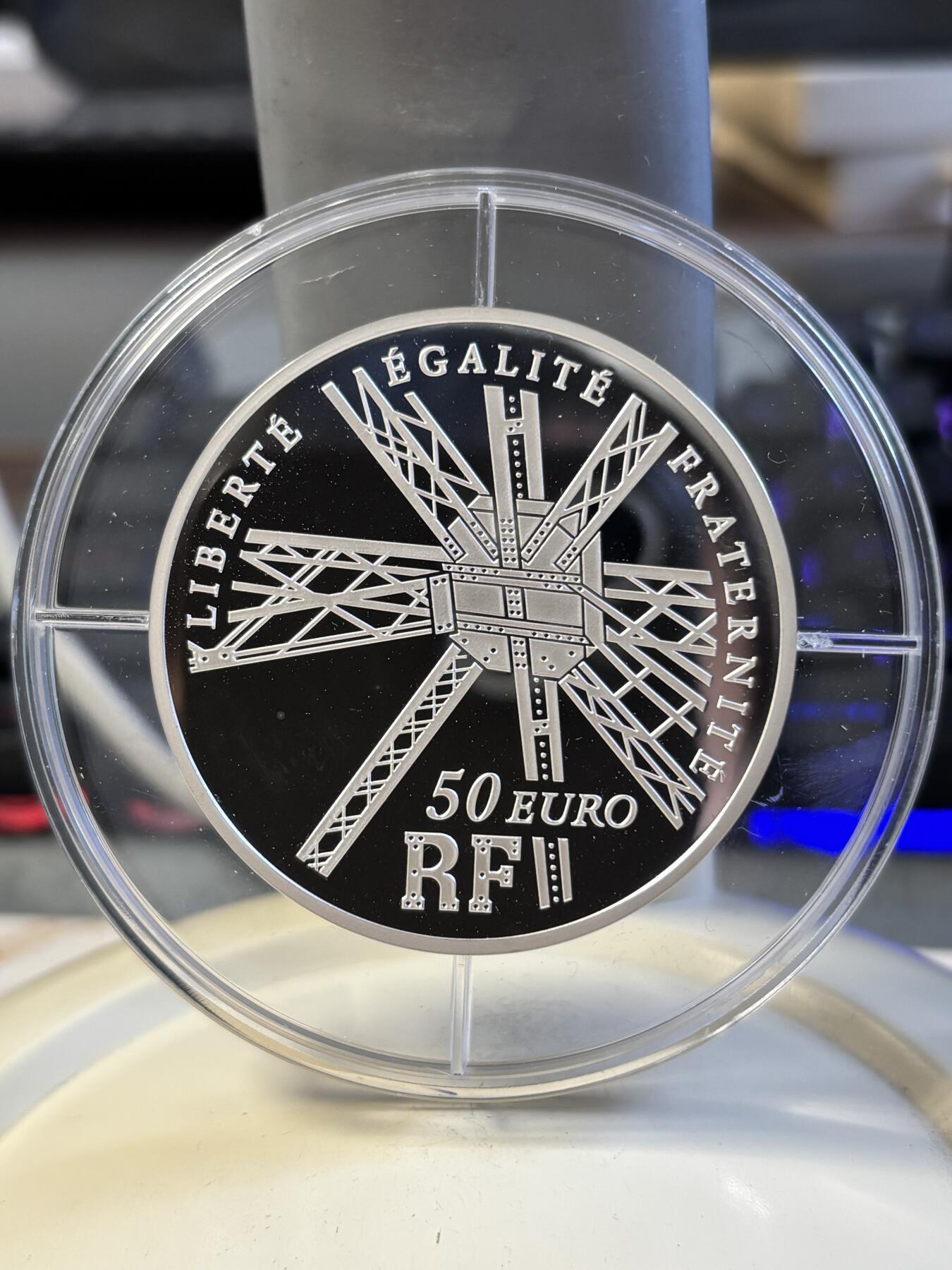 第197期拍卖 法国2009年巴黎埃菲尔铁塔120周年5盎司加厚银币，950银，163.8克，发行1000枚，塑料盒有裂痕