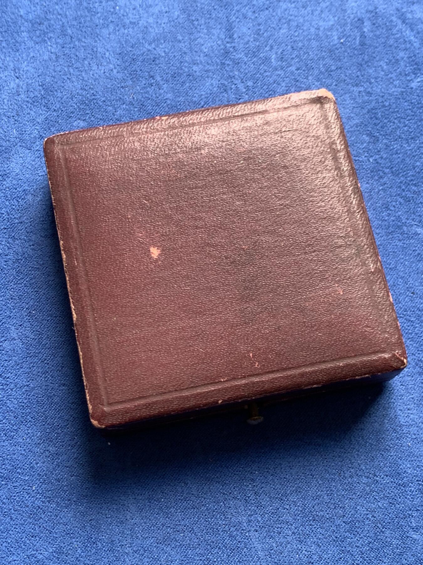 《竞宝斋》第477场 周日，周一 2场连拍 （全场包邮）欢迎送拍 法国勒阿弗尔市镀银铜章 玛丽安娜头像 29.1克 40.7mm 三角铜标 带盒