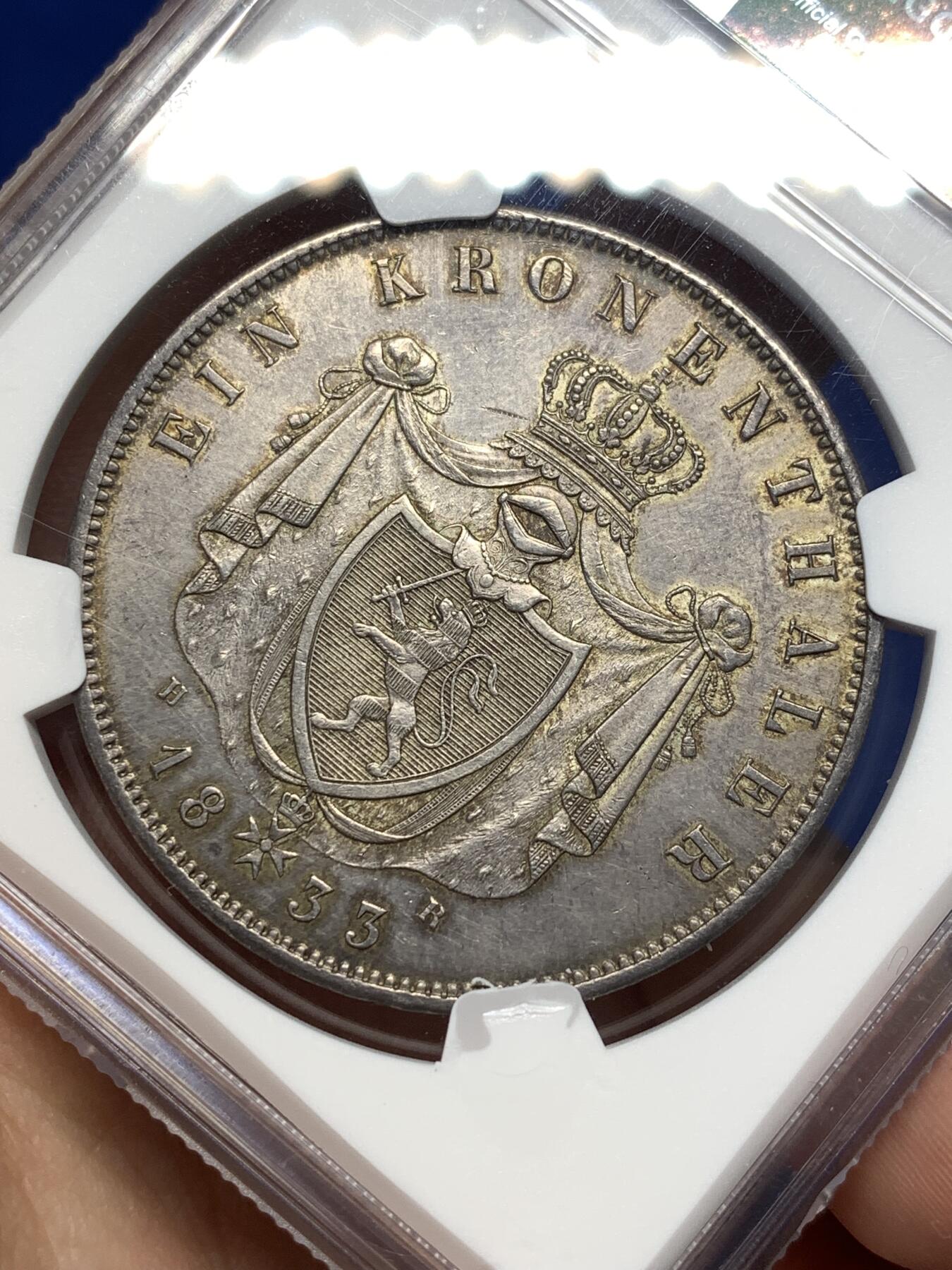 《竞宝斋》第477场 周日，周一 2场连拍 （全场包邮）欢迎送拍 NGC UNCD 1833首年 德国黑森达姆施塔特 路德维希二世皇冠泰勒银币 老包浆转光好状态 由巴伐利亚历史泰勒的同一雕模师c.voiet设计雕模 非常少见的小邦早期泰勒 成交记录寥寥无几