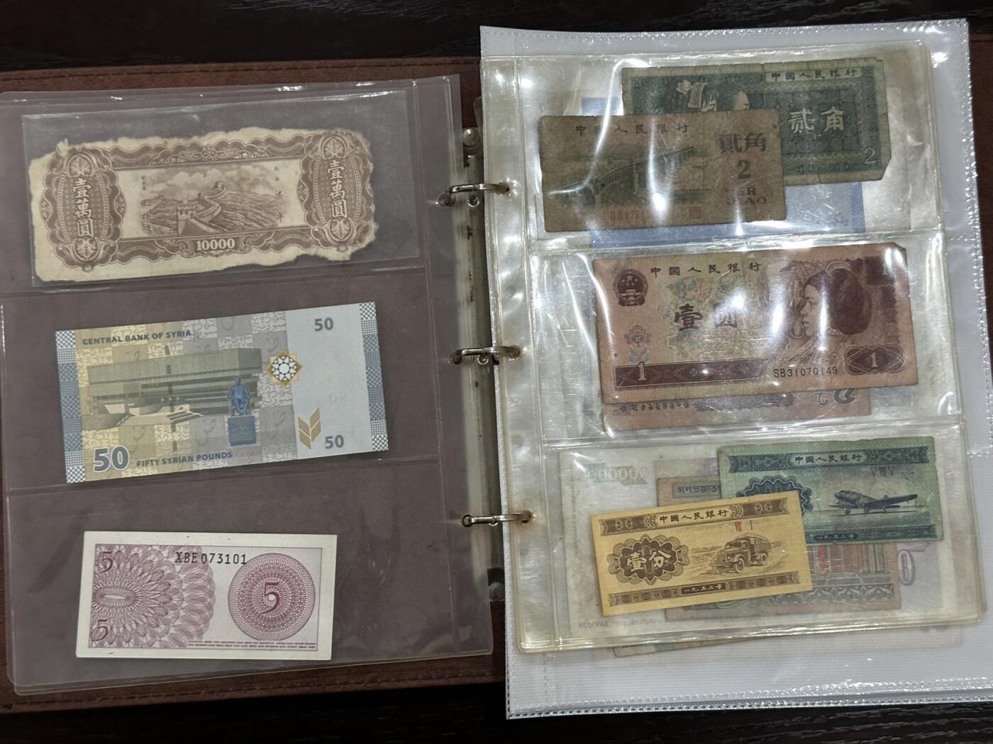 丙午马年四月第二场 。本期更新各类稀有品种 高级纸币硬币收藏册，容量大。一页30枚硬币，九页39张纸币，三版、四班币、俄罗斯、伊朗、朝鲜、瑞士、阿联酋、南斯拉夫、苏联古巴、伊拉克、菲律宾等国