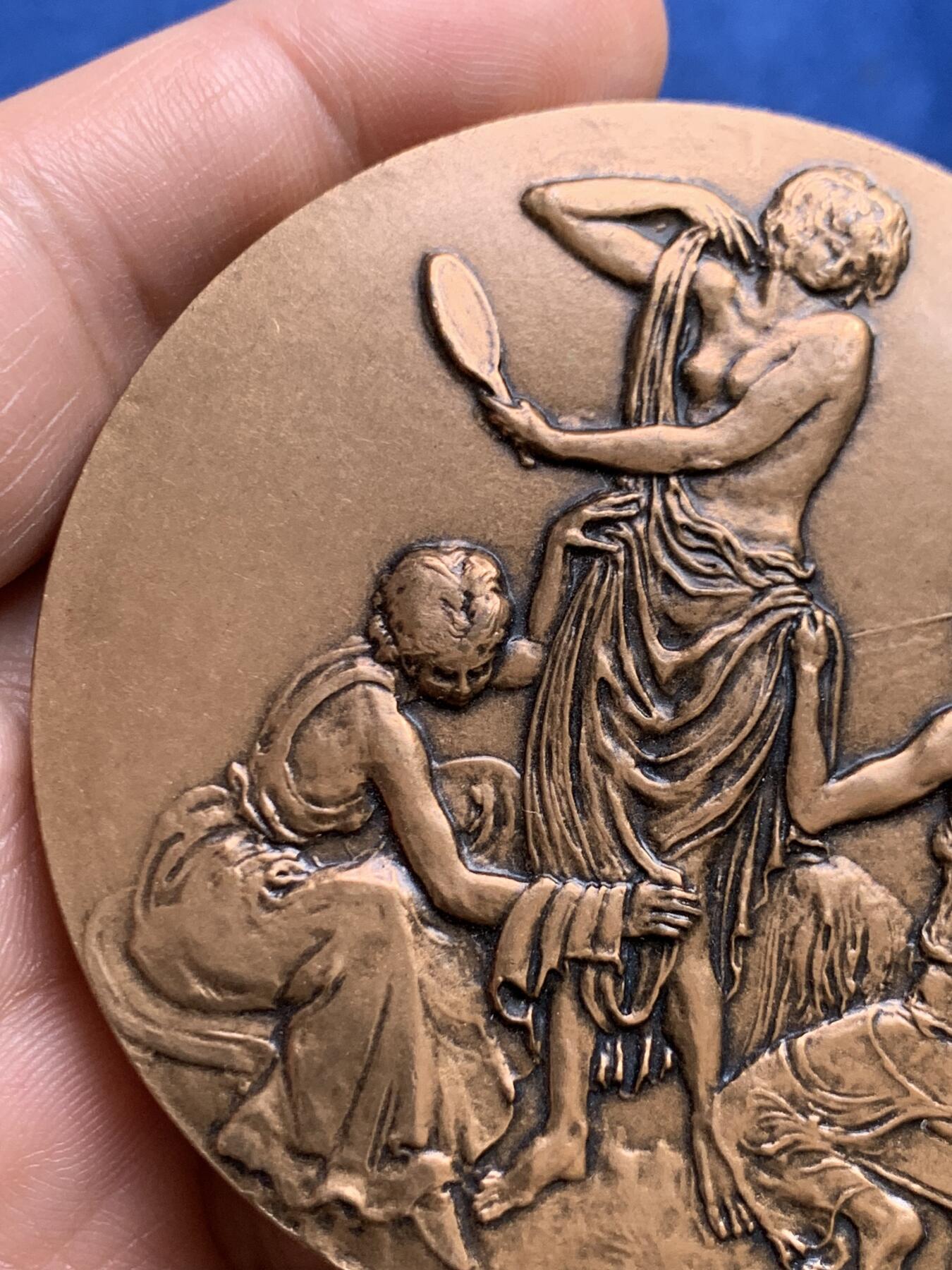 《竞宝斋》第477场 周日，周一 2场连拍 （全场包邮）欢迎送拍 名家乔治·安德烈·布鲁内作女神沐浴更衣大铜章 147.8克 67.5mm 带盒