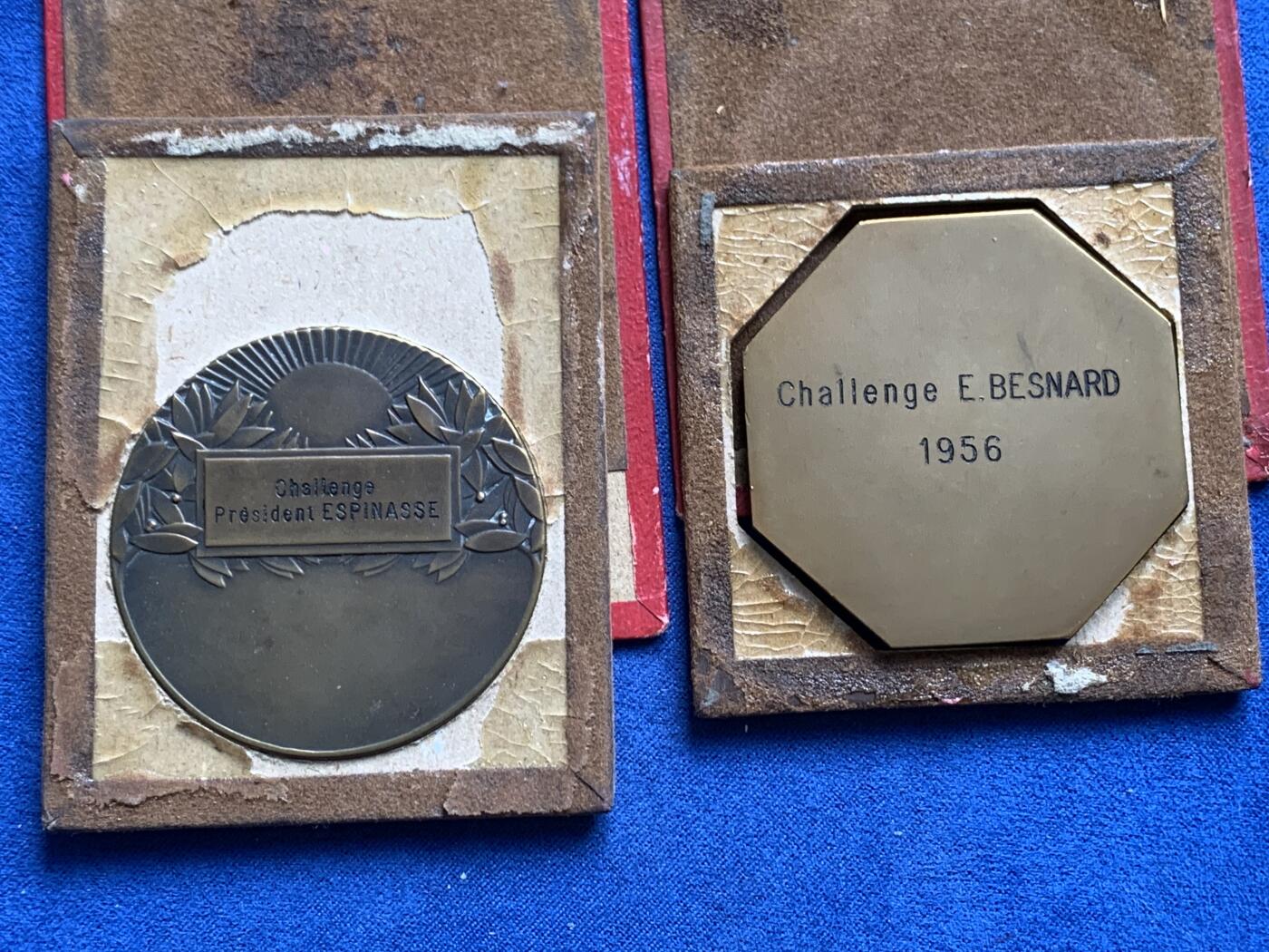 《竞宝斋》第477场 周日，周一 2场连拍 （全场包邮）欢迎送拍 两枚一组 法国击剑协会铜章 总重108.8克 约50mm 带盒