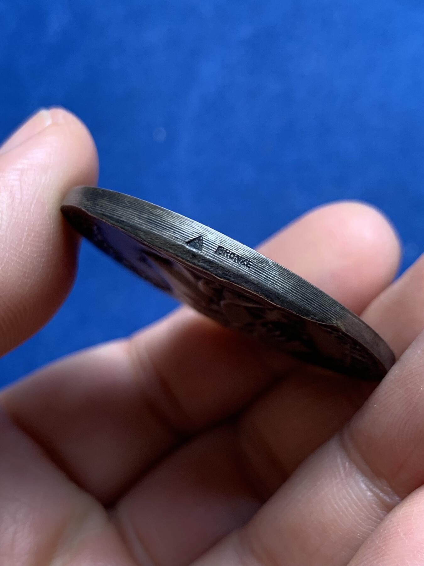 《竞宝斋》第477场 周日，周一 2场连拍 （全场包邮）欢迎送拍 法国勒阿弗尔市镀银铜章 玛丽安娜头像 29.1克 40.7mm 三角铜标 带盒