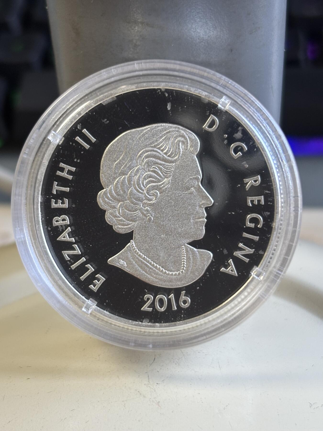 第197期拍卖 加拿大2016年雄伟的枫叶首枚镶嵌宝石大桦叶纪念银币，9999银，1盎司，发行4000枚