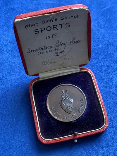 《竞宝斋》第477场 周日，周一 2场连拍 （全场包邮）欢迎送拍 - 英国1918年艾伦格伦中学运动会铜质奖章，奖励给接力赛第二名的Allau Gleus，带原盒和获奖纸证。30克，38.2mm。