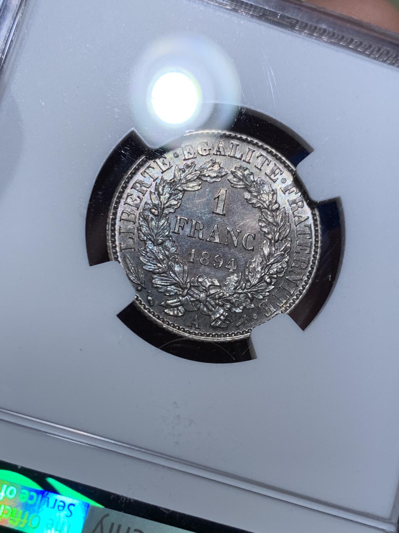 《竞宝斋》第477场 周日，周一 2场连拍 （全场包邮）欢迎送拍 NGC MS63 法国1894A谷物女神1法郎银币 原光未流通，实物很好，背面有种很漂亮少见的靛蓝彩，难得好品。