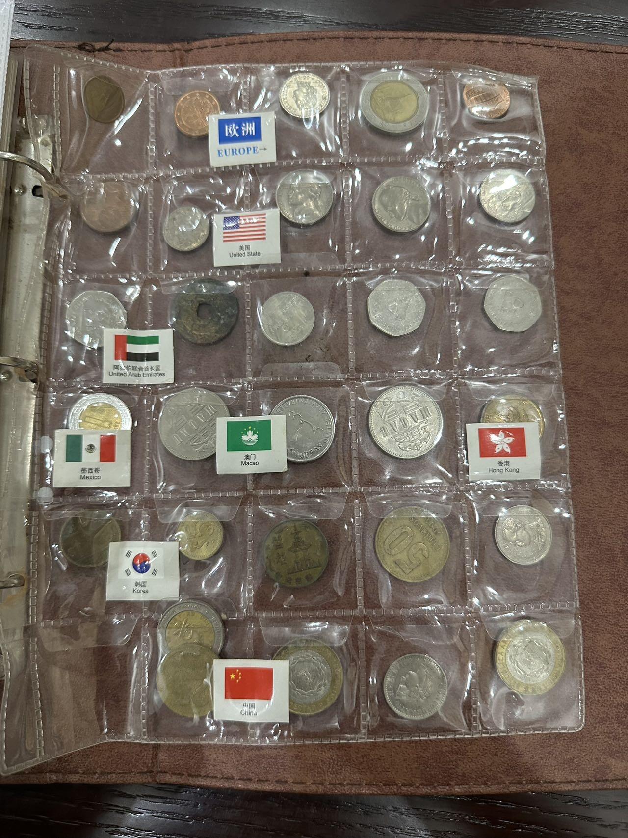 丙午马年四月第二场 。本期更新各类稀有品种 高级纸币硬币收藏册，容量大。一页30枚硬币，九页39张纸币，三版、四班币、俄罗斯、伊朗、朝鲜、瑞士、阿联酋、南斯拉夫、苏联古巴、伊拉克、菲律宾等国