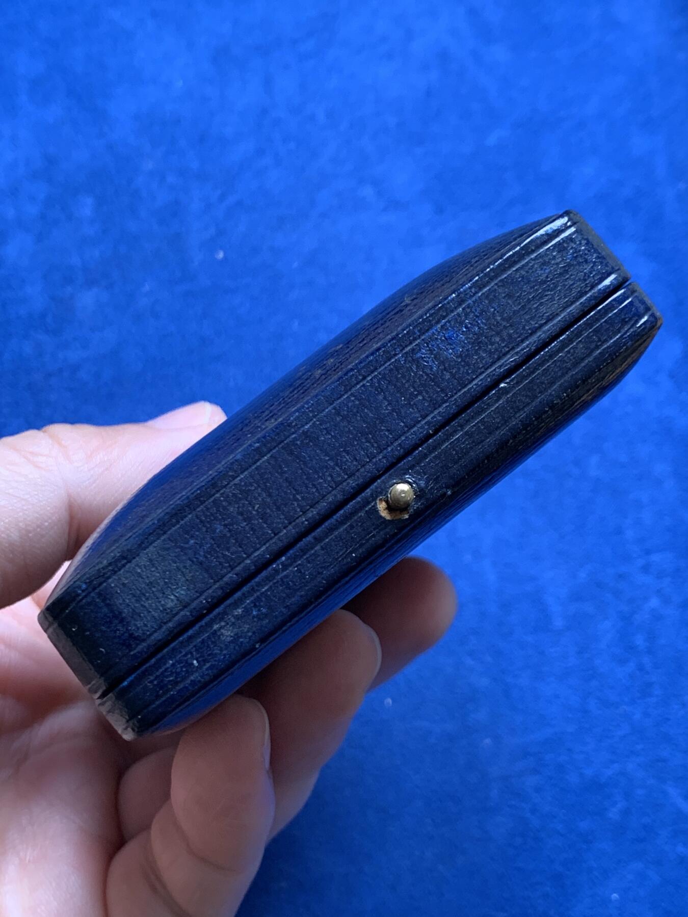 《竞宝斋》第477场 周日，周一 2场连拍 （全场包邮）欢迎送拍 英国1947年猎人协会和国家轻量级马匹繁育协会铜制挂章，正面为猎人骑马打猎，反面为马场图景，39克，44mm，带原盒。