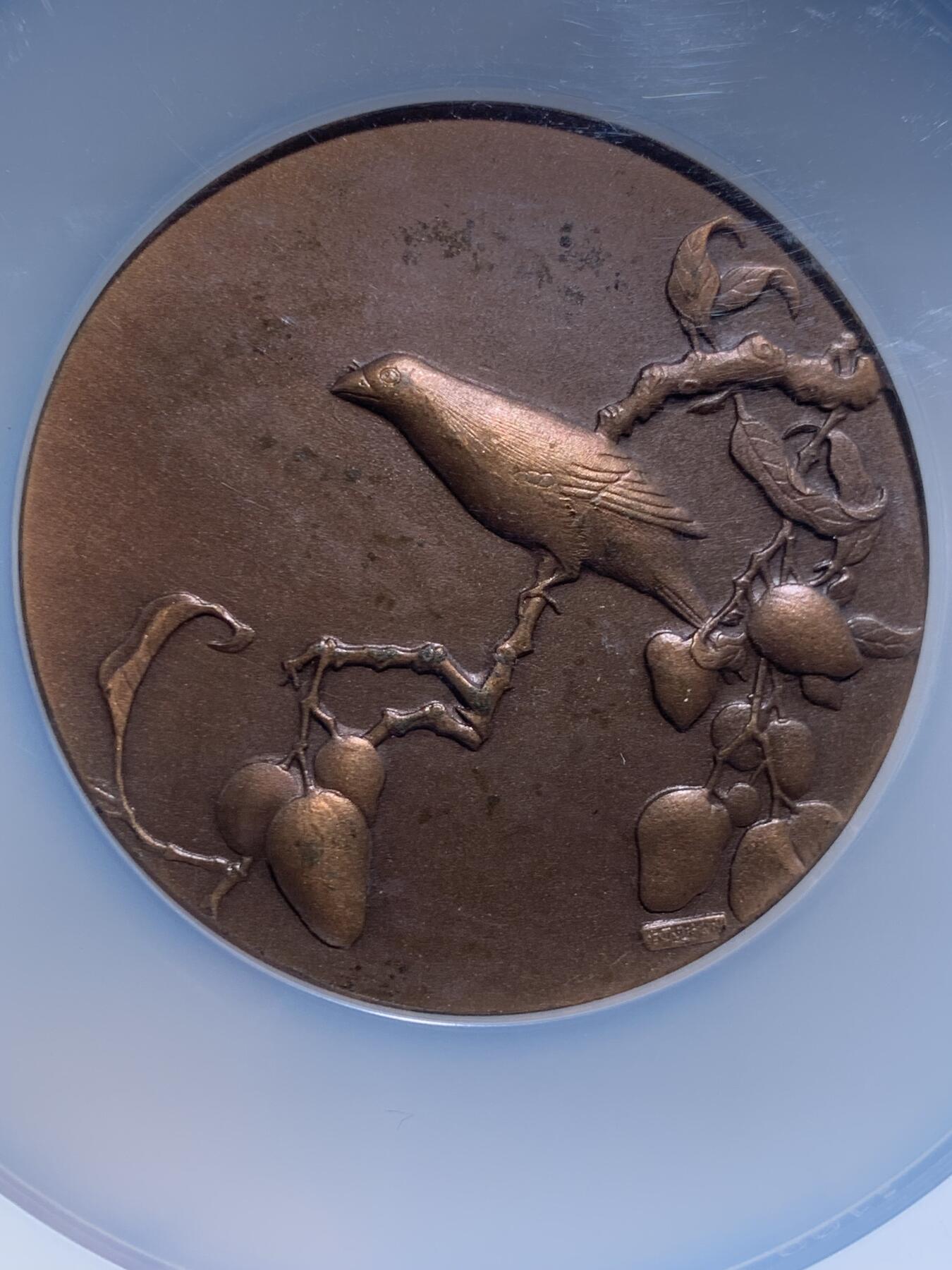 《竞宝斋》第477场 周日，周一 2场连拍 （全场包邮）欢迎送拍 NGC MS64BN 1998年宋人画选系列纪念章之一，主题为“鸟与梅花”，采用高浮雕工艺制作。铜质，直径60毫米，加大加厚盒封装。