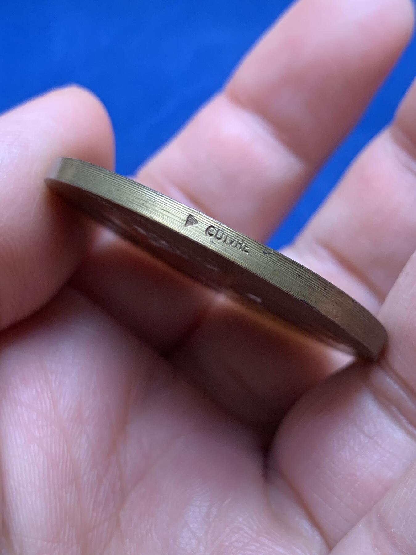 《竞宝斋》第477场 周日，周一 2场连拍 （全场包邮）欢迎送拍 法国海洋与殖民联盟纪念铜章 30.3克 40.2mm 三角铜标