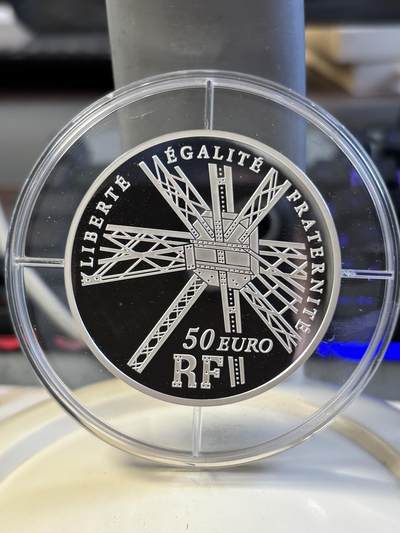 法国2009年巴黎埃菲尔铁塔120周年5盎司加厚银币，950银，163.8克，发行1000枚，塑料盒有裂痕