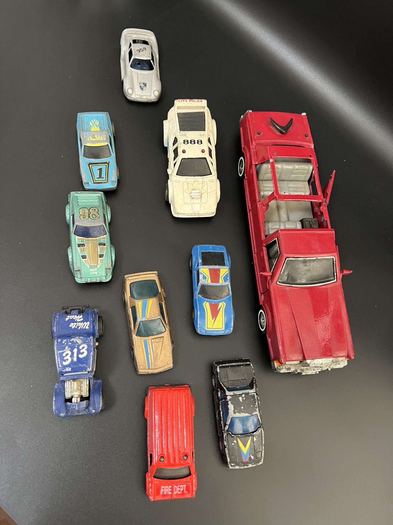 零元拍： 十台90年代老古董小车模型，大部分为合金车，品相全部为战损级别。